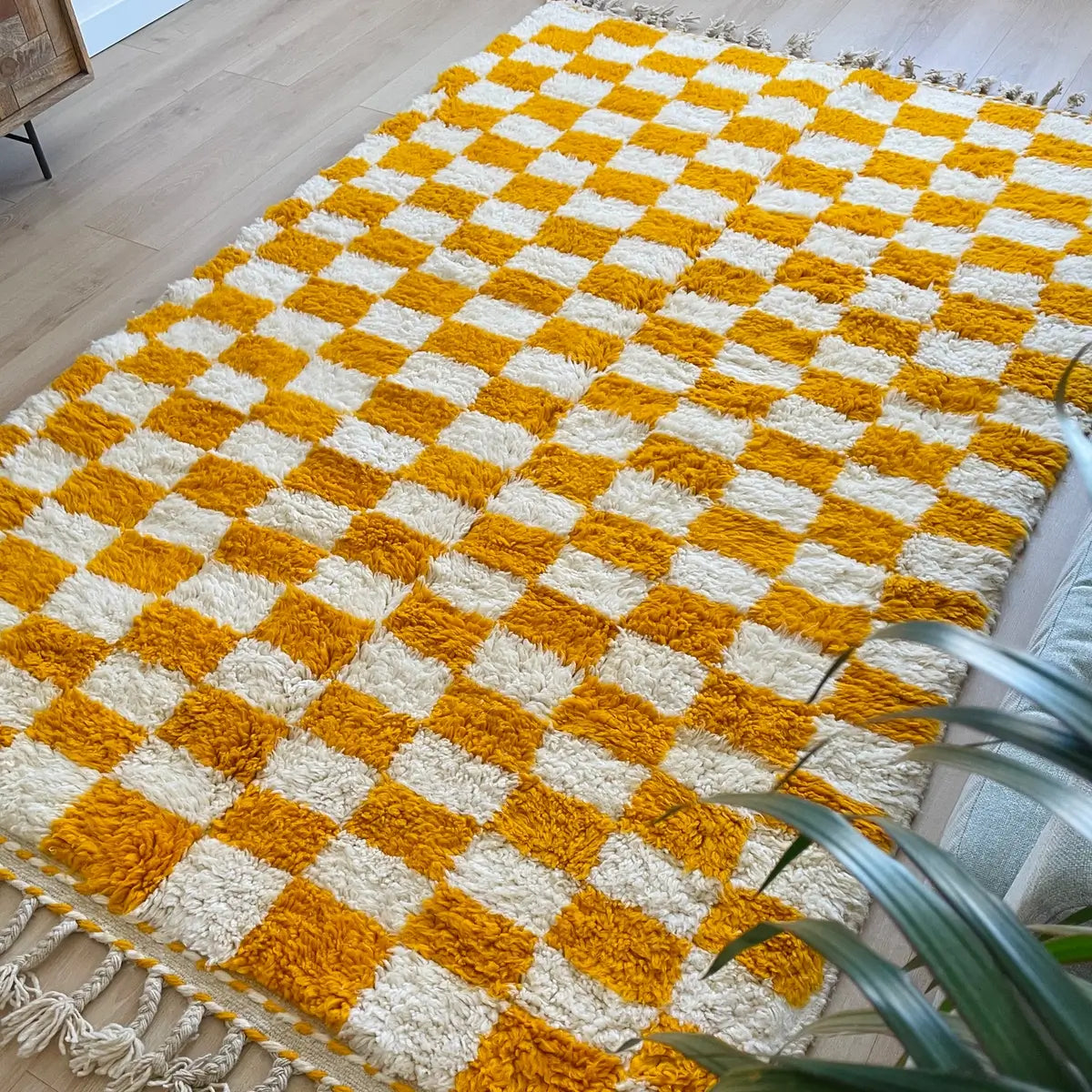 Covor Modern, Gros si Pufos innodat din lana cu model in carouri, Galben si Crem, Beni Ourain 240x150, perfect pentru Living sau Dormitor, pe podea