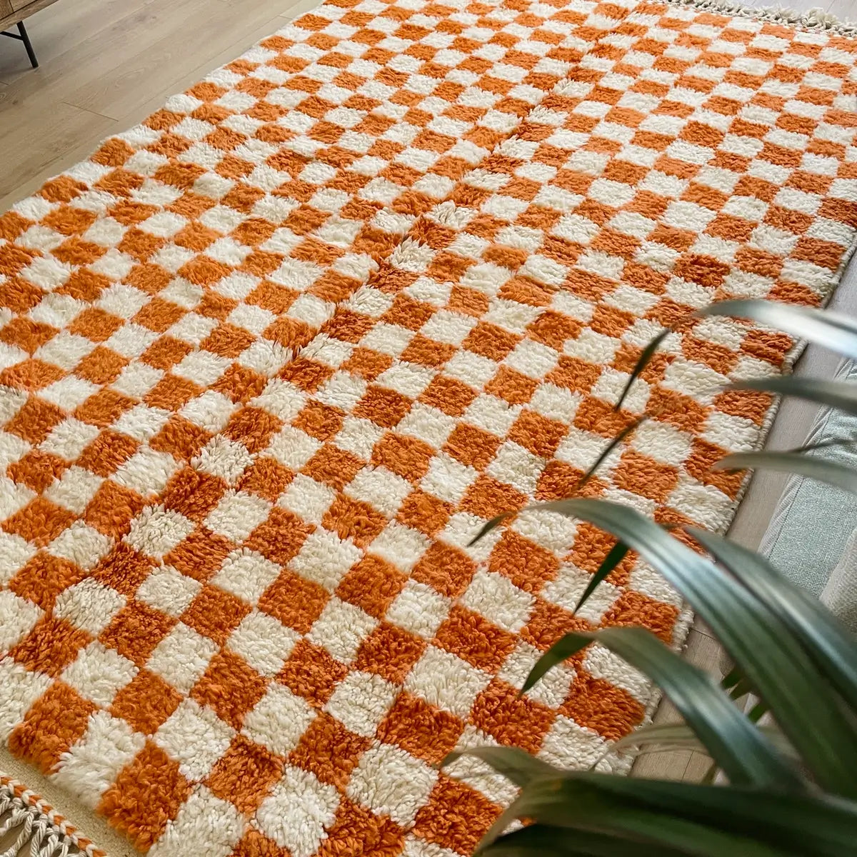 Covor Modern, Gros si Pufos innodat din lana cu model in carouri, Portocaliu si Crem, Beni Ourain 250x160, perfect pentru Living sau Dormitor, model in tendinte