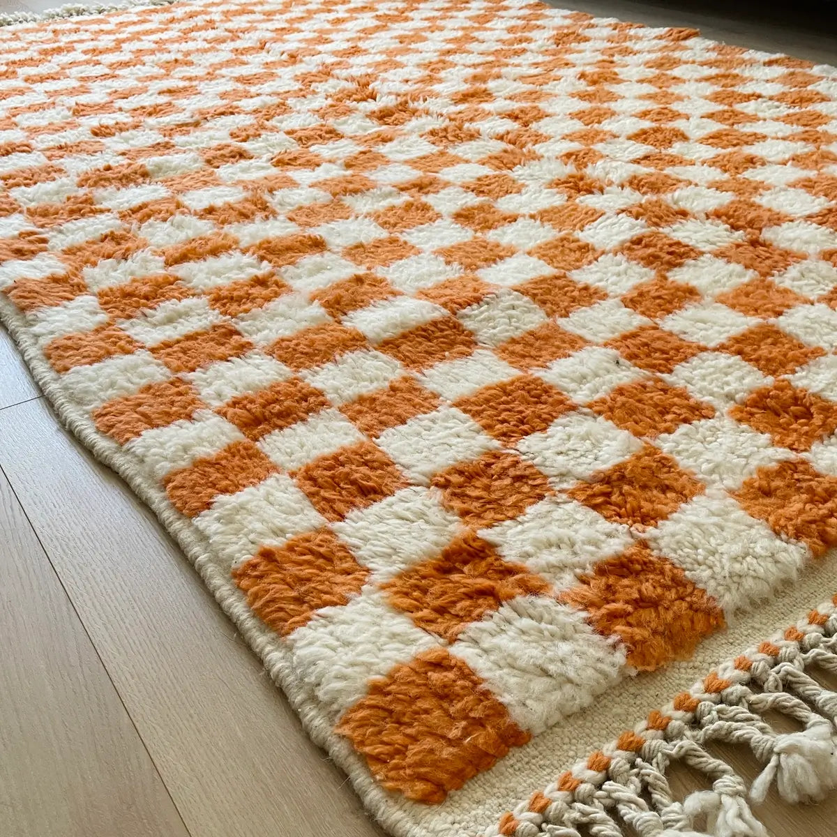 Covor marocan cu model in carouri din lana, Portocaliu, Beni Ourain 250x160, pe podea