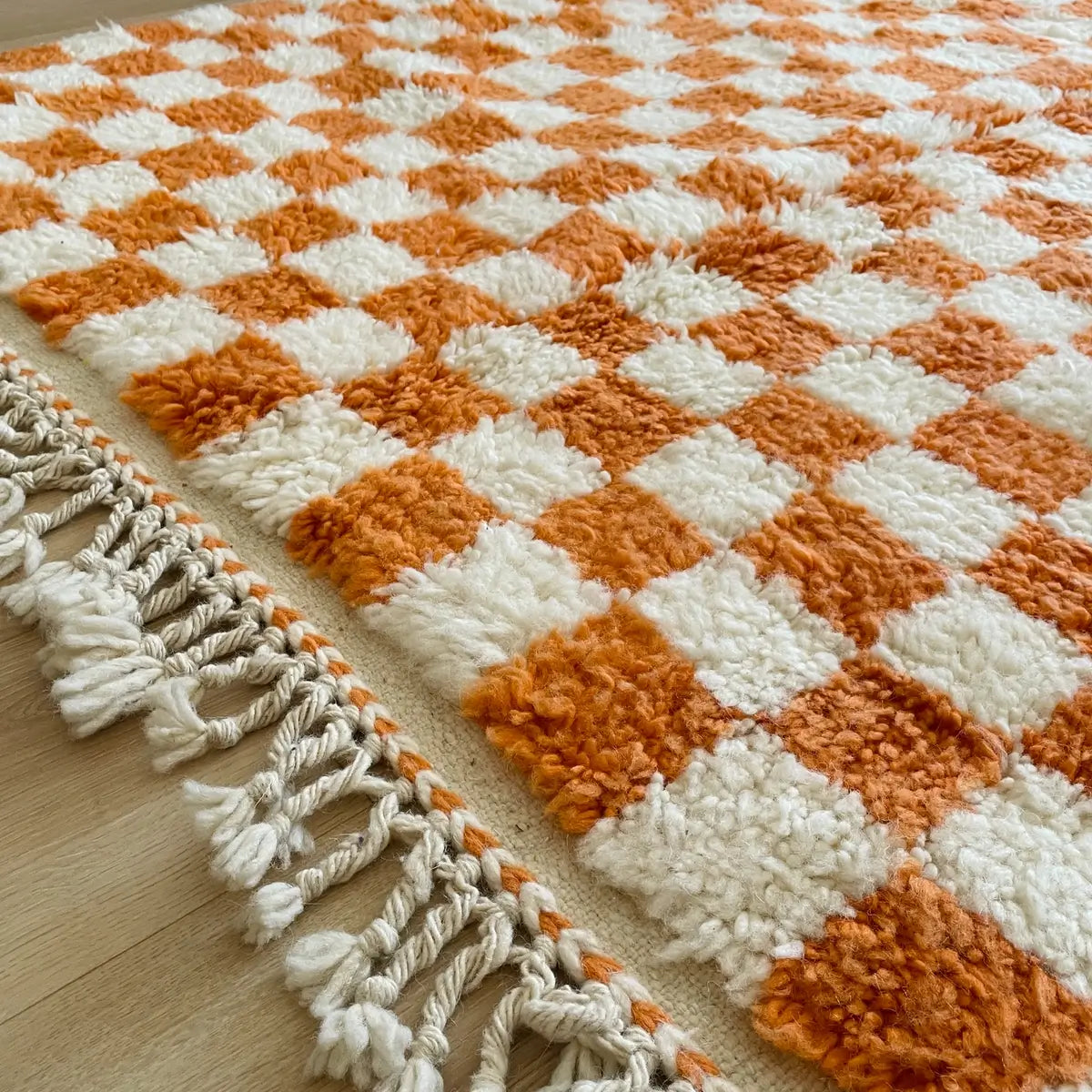 Covor marocan cu model in carouri din lana, Portocaliu, Beni Ourain 250x160, cu ciucuri