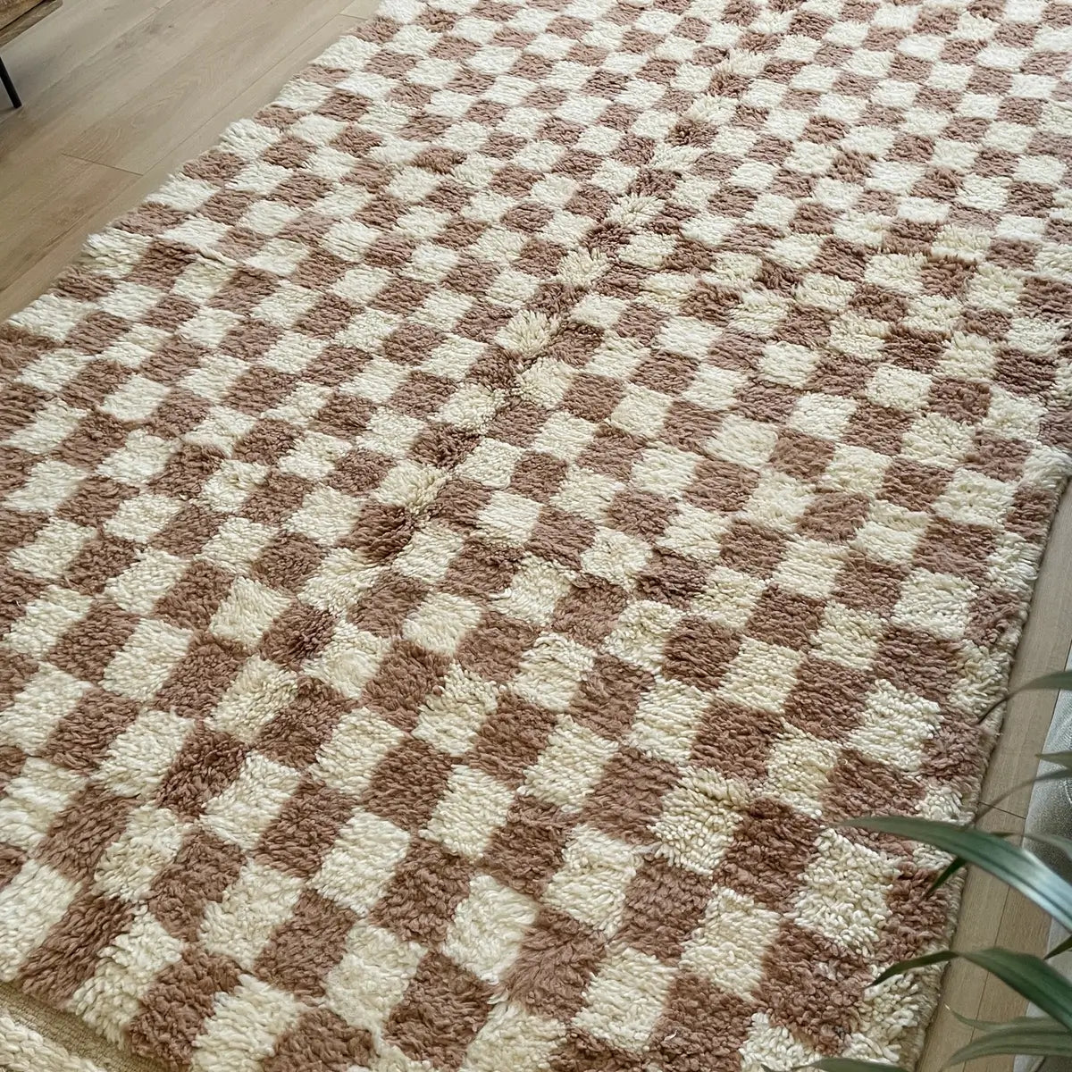 Covor Modern, Gros si Pufos innodat din lana cu model in carouri, Gri Maroniu si Crem, Beni Ourain 275x160, perfect pentru Living sau Dormitor, intins pe podea