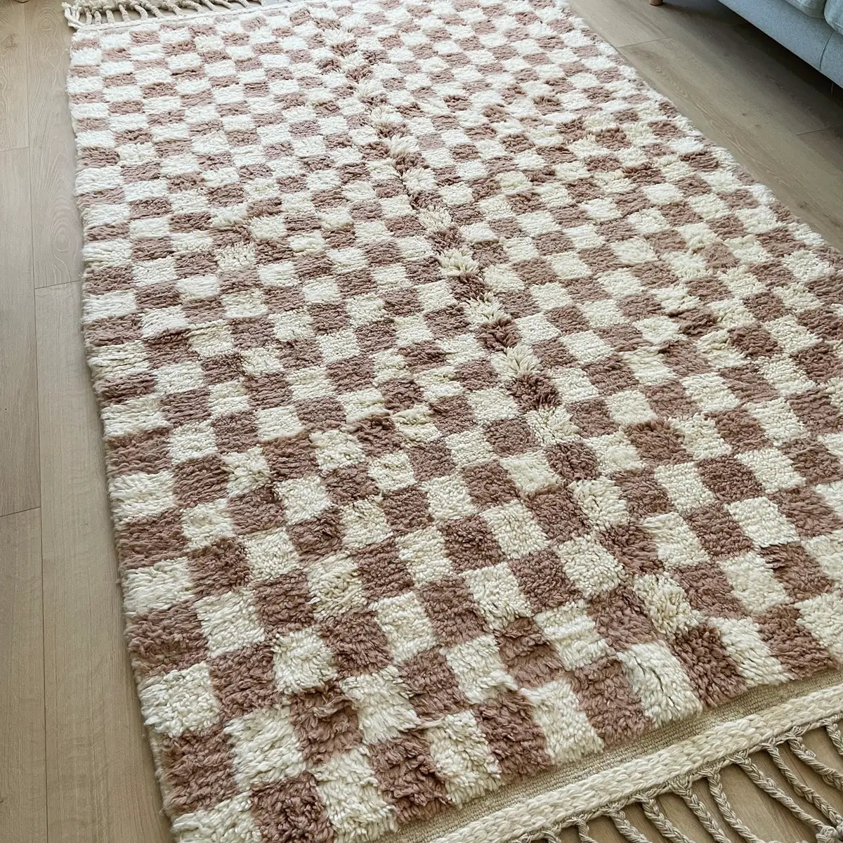 covor modern cu model in carouri realizat manual din lana in Maroc, dens, pufos si gros. Culori alb si taupe, maro gri , pe lung