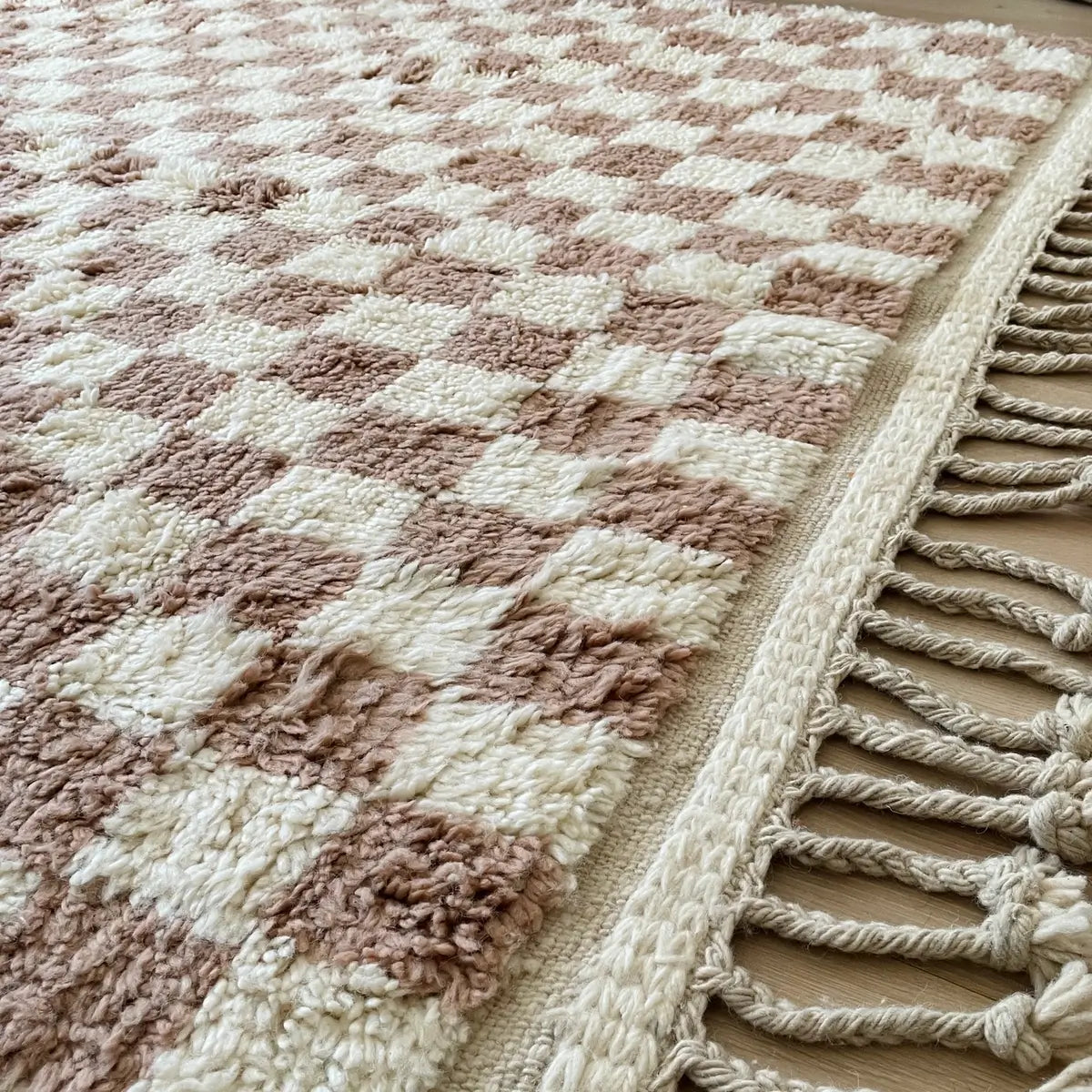 covor modern cu model in carouri realizat manual din lana in Maroc, dens, pufos si gros. Culori alb si taupe, maro gri , zoom