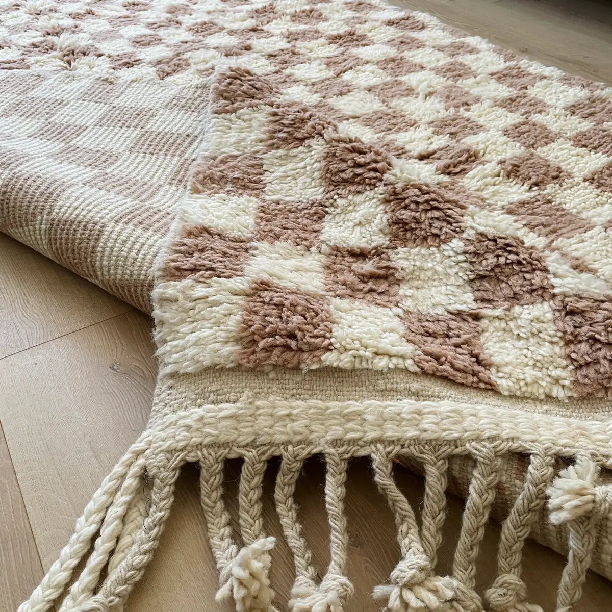 covor modern cu model in carouri realizat manual din lana in Maroc, dens, pufos si gros. Culori alb si taupe, maro gri, verso