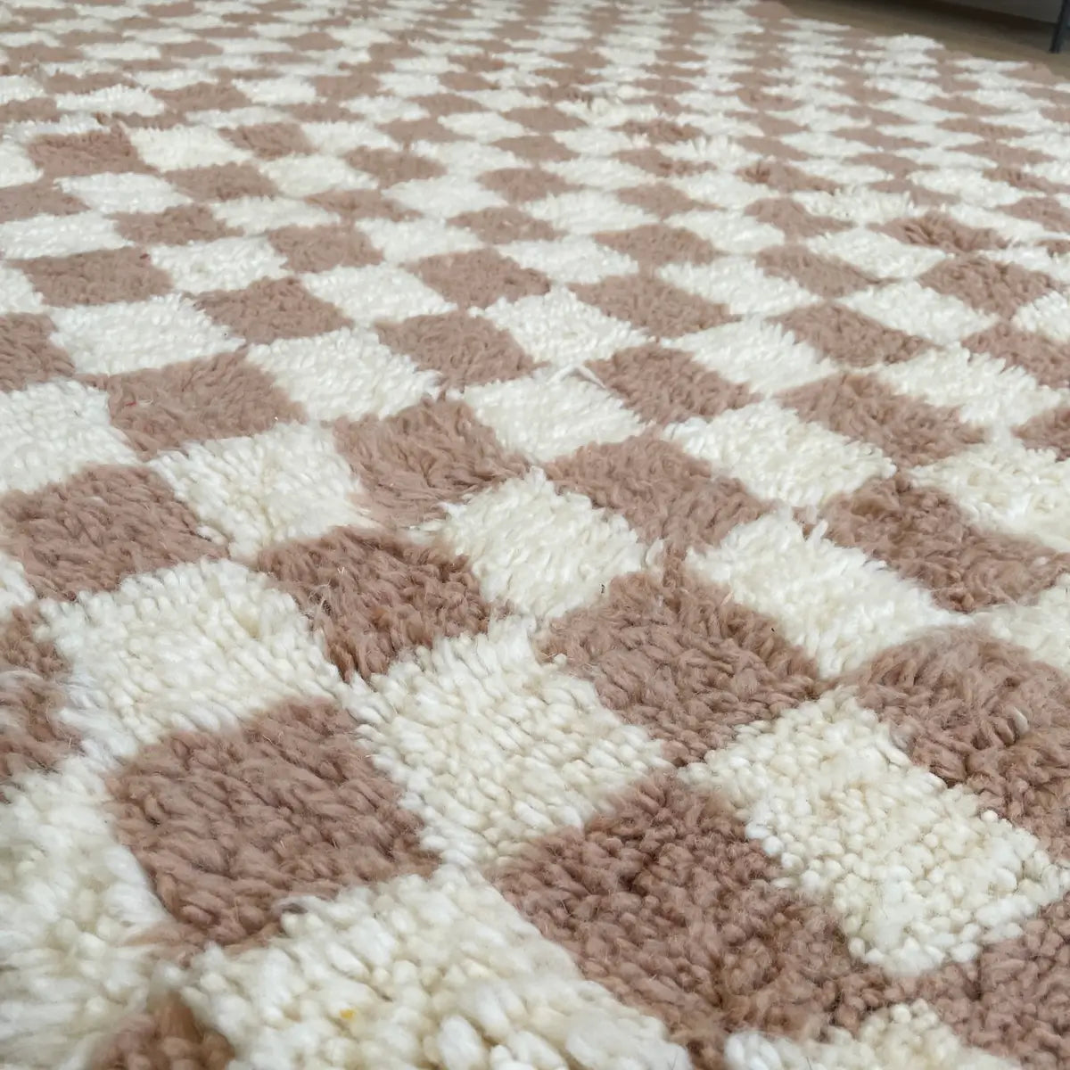 covor modern cu model in carouri realizat manual din lana in Maroc, dens, pufos si gros. Culori alb si taupe, maro gri , de aproape