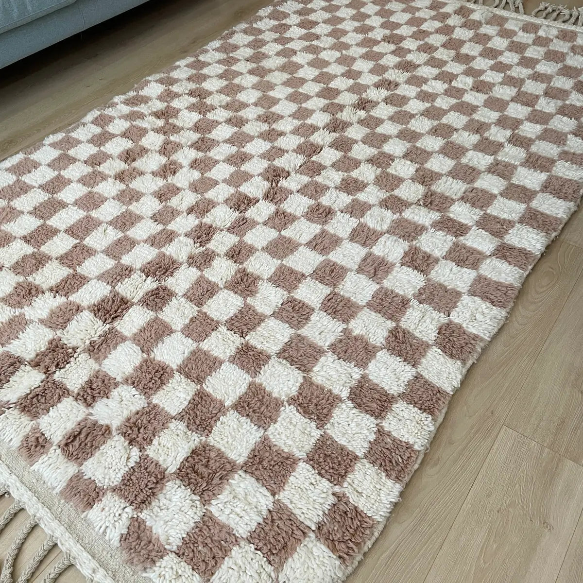 covor modern cu model in carouri realizat manual din lana in Maroc, dens, pufos si gros. Culori alb si taupe, maro gri , pe podea