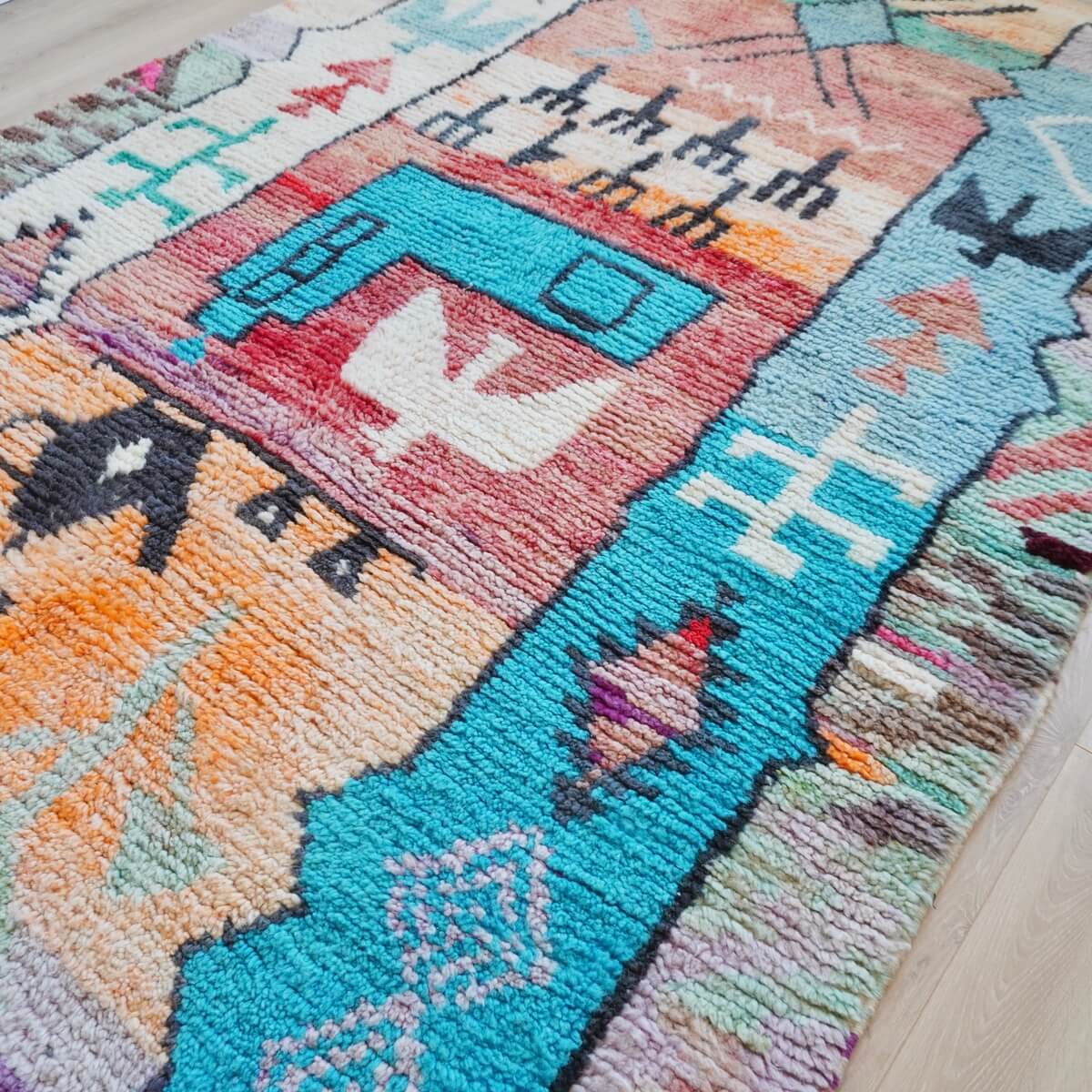 Covor Marocan multicolor din tribul Boujad, innodat manual din lana naturala, multicolor cu simboluri 270x170cm, pe podea