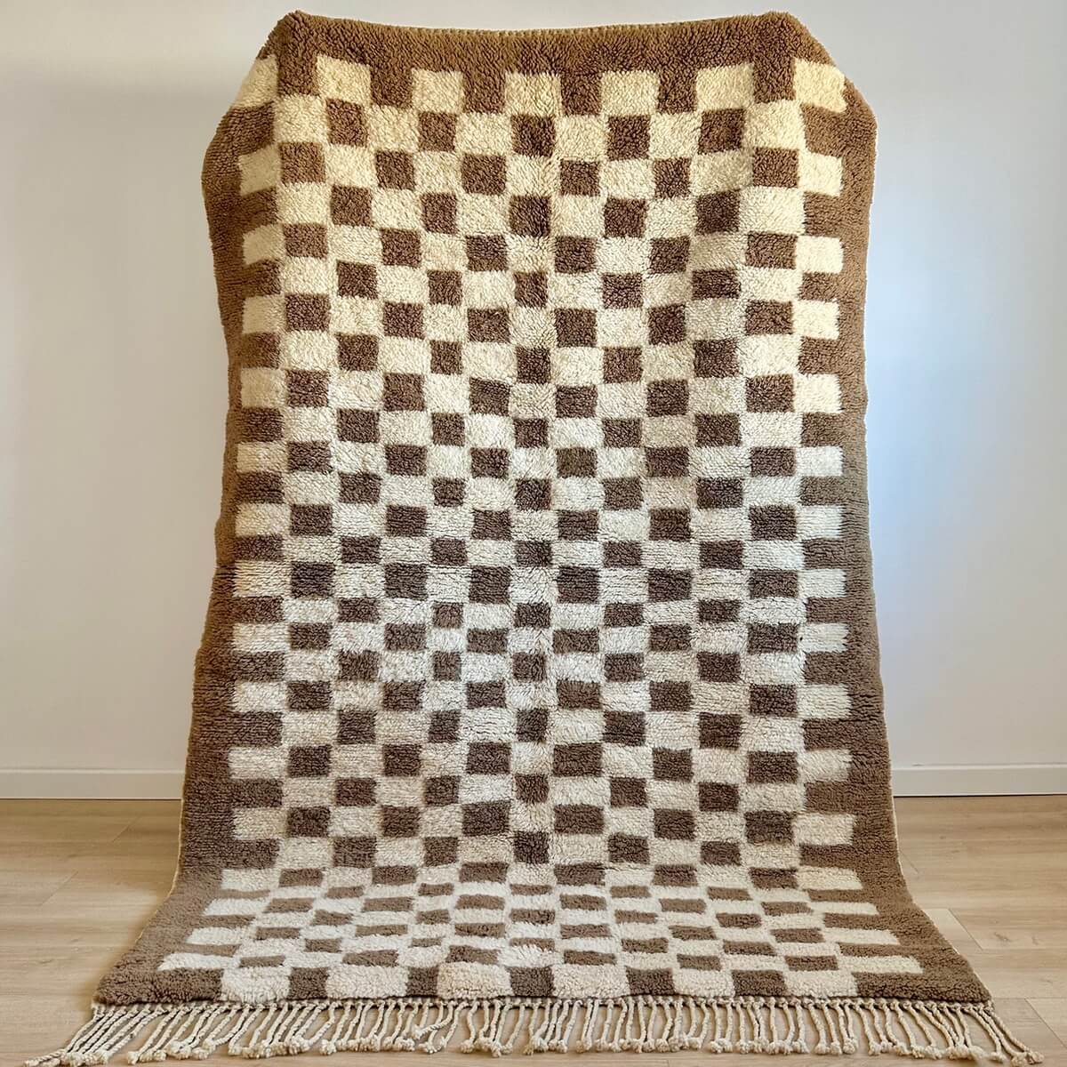 covor modern Berber Beni Mrirt innodat manual din lana organica de artizani din Maroc, model in carouri, dens pufos si luxos, in picioare