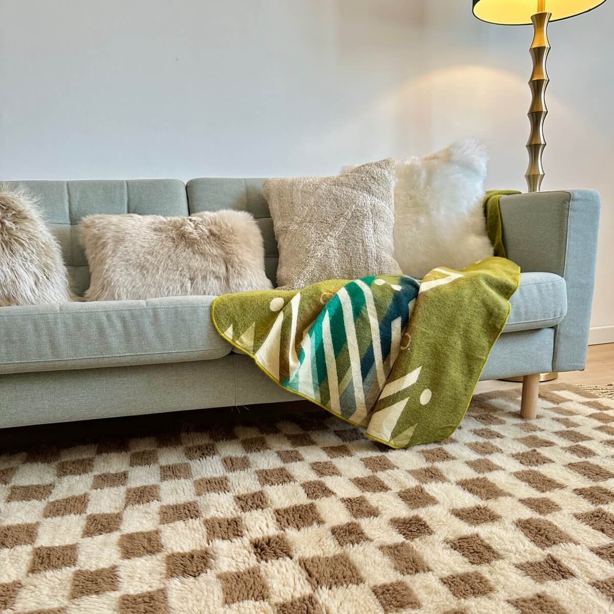 covor modern Berber Beni Mrirt innodat manual din lana organica de artizani din Maroc, model in carouri, dens pufos si luxos, decor frumos