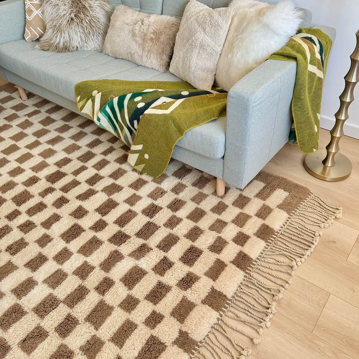 covor modern Berber Beni Mrirt innodat manual din lana organica de artizani din Maroc, model in carouri, dens pufos si luxos, decor living