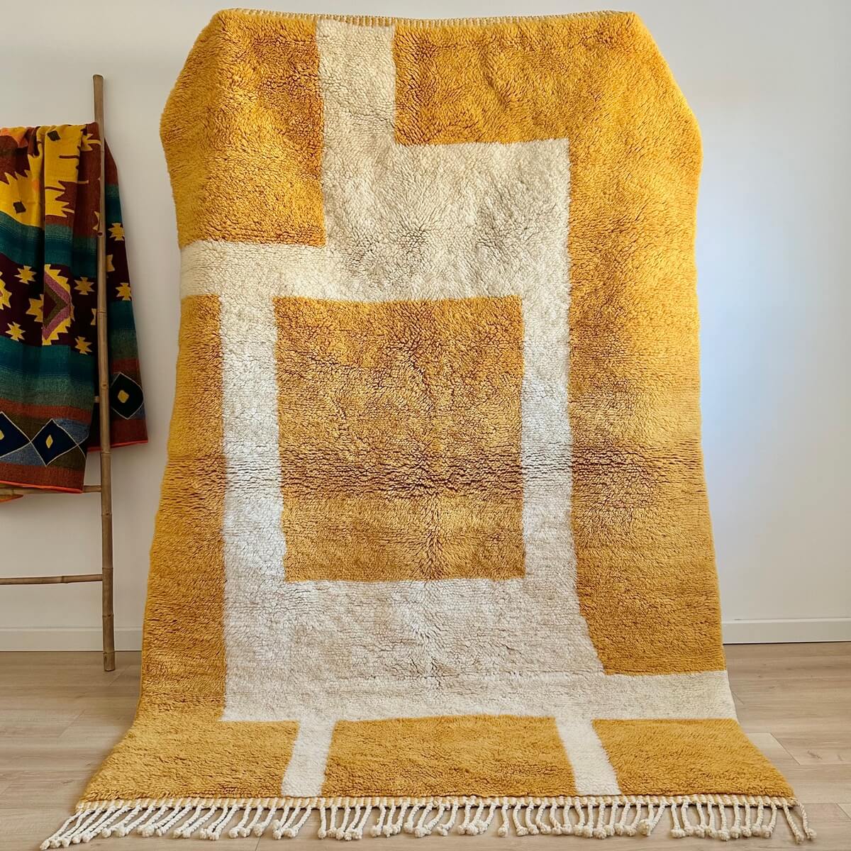 covor modern marocan Beni Mrirt creat manual din lana organica cu model contemporan in culori naturale si galben turmeric, dens pufos si luxos