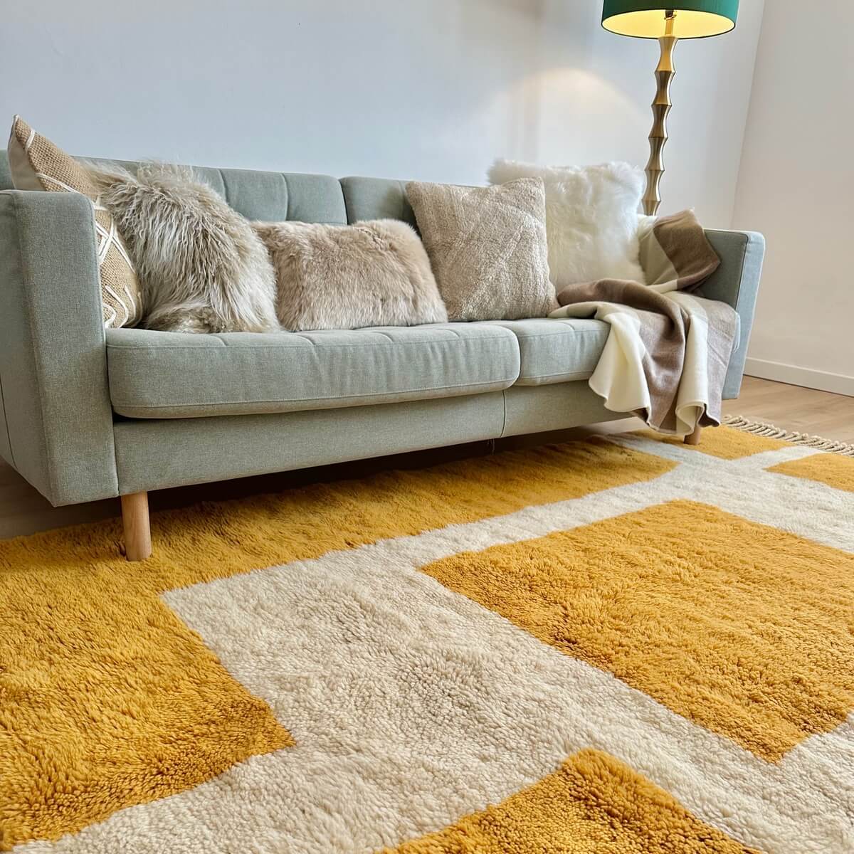 covor modern marocan Beni Mrirt creat manual din lana organica cu model contemporan in culori naturale si galben turmeric, dens pufos si luxos, decor frumos