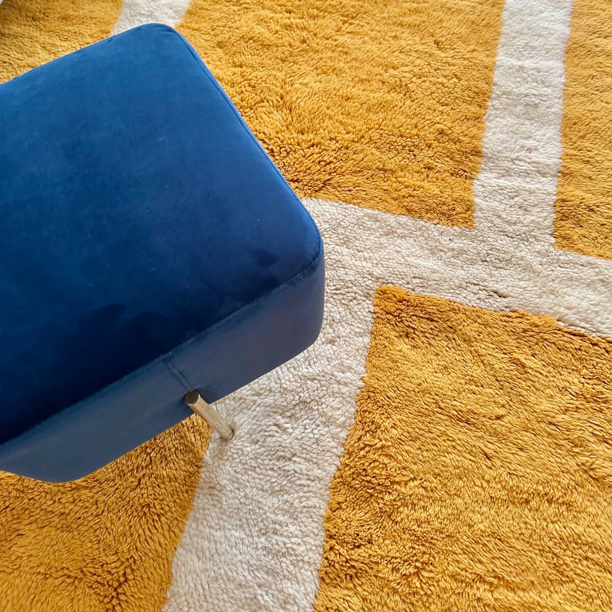 covor modern marocan Beni Mrirt creat manual din lana organica cu model contemporan in culori naturale si galben turmeric, dens pufos si luxos, cu taburet