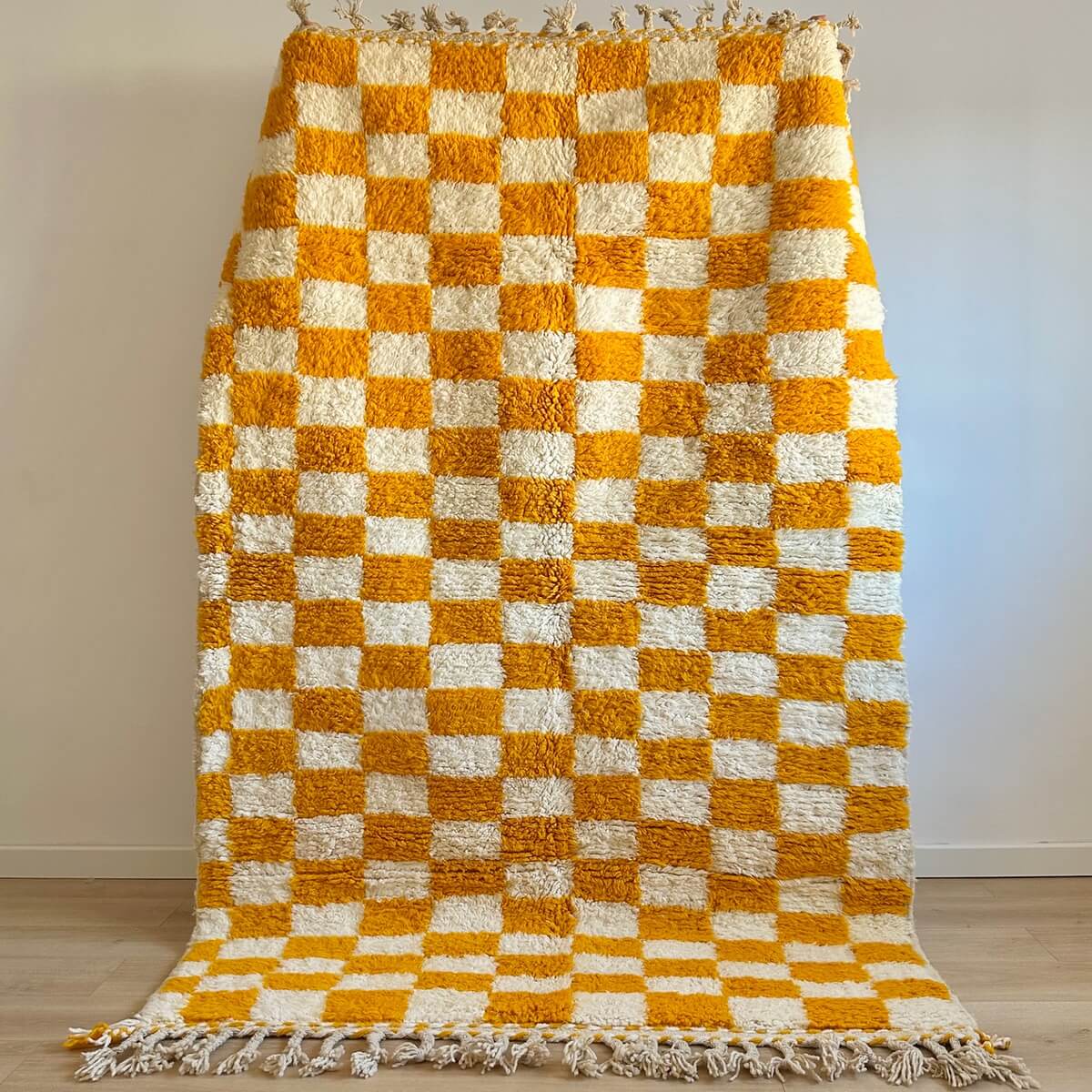 Covor Modern, Gros si Pufos innodat din lana cu model in carouri, Galben si Crem, Beni Ourain 240x150, perfect pentru Living sau Dormitor
