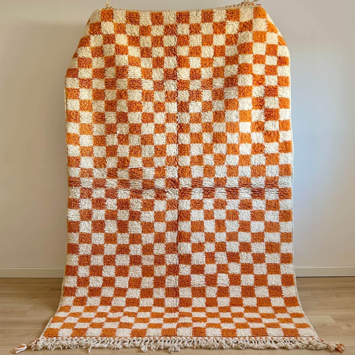 Covor Modern, Gros si Pufos innodat din lana cu model in carouri, Portocaliu si Crem, Beni Ourain 250x160, perfect pentru Living sau Dormitor
