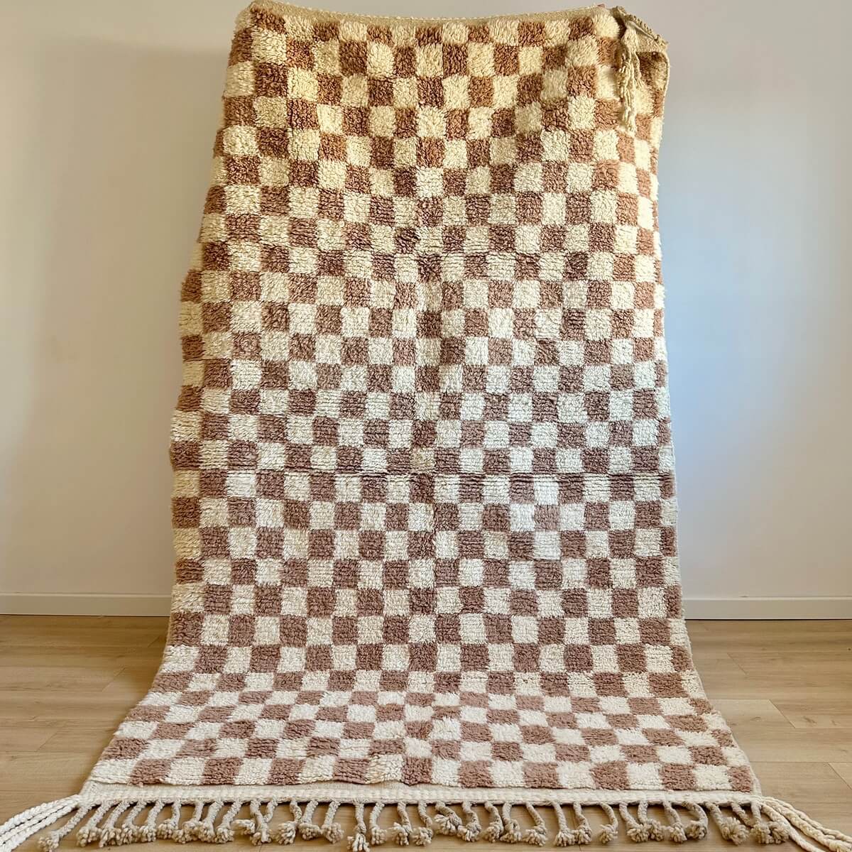 Covor Modern, Gros si Pufos innodat din lana cu model in carouri, Gri Maroniu si Crem, Beni Ourain 275x160, perfect pentru Living sau Dormitor