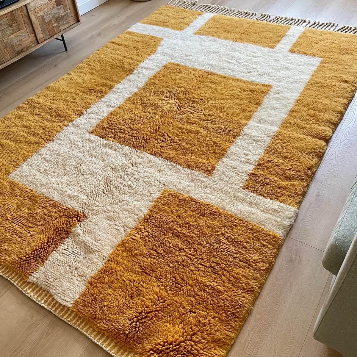 covor modern Berber Beni Mrirt creat manual din lana organica cu model contemporan in nuante naturale si galben turmeric, dens pufos si luxos, mango+bloom covoare premium