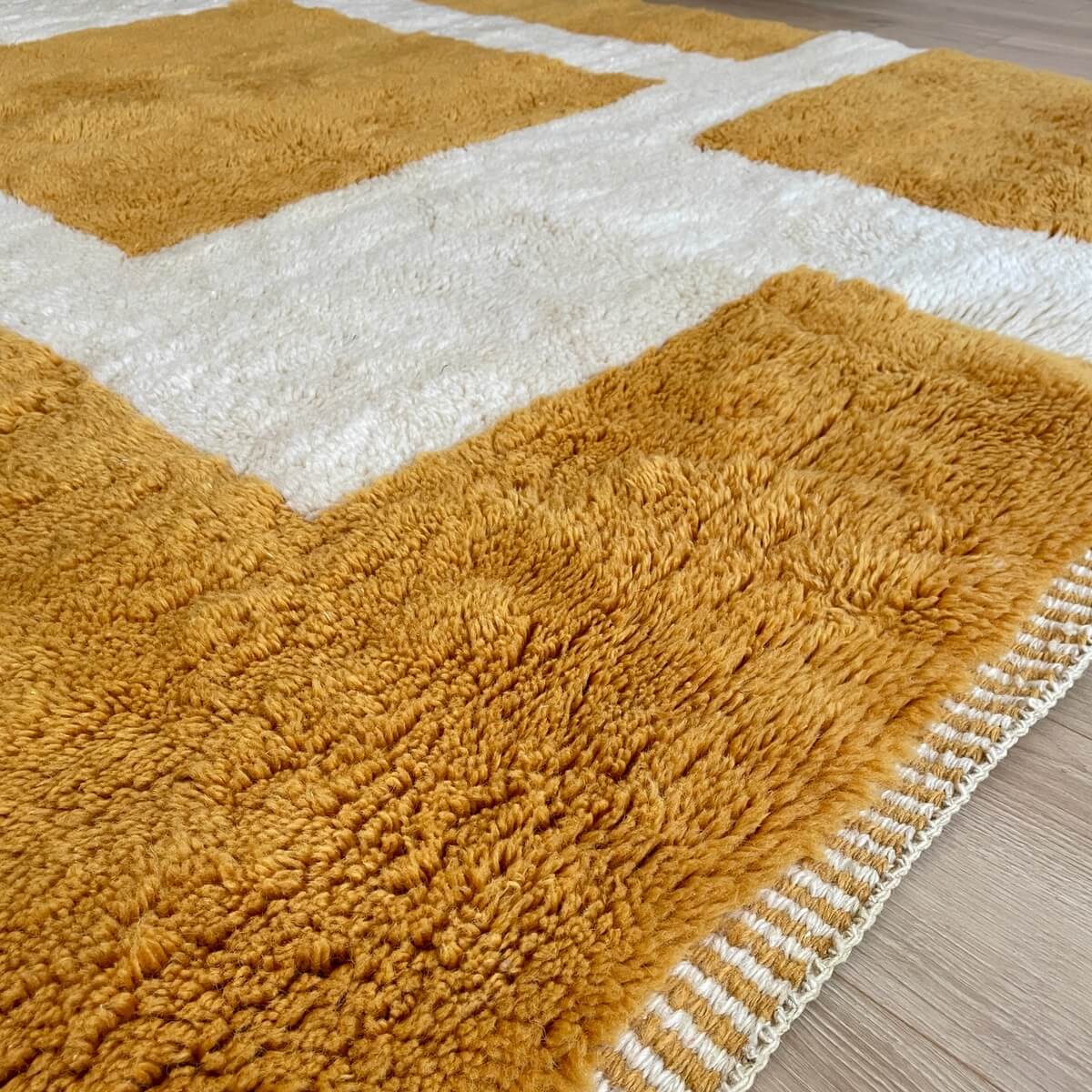 covor modern Berber Beni Mrirt creat manual din lana organica cu model contemporan in nunate naturale si galben turmeric, dens pufos si luxos, zoom 3