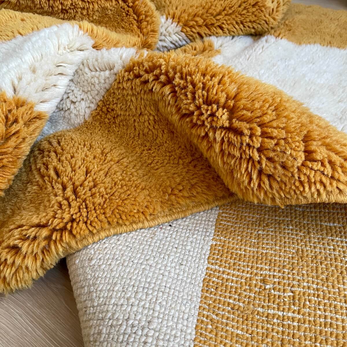 covor modern Berber Beni Mrirt creat manual din lana organica cu model contemporan in culori naturale si galben turmeric, dens pufos si luxos, backing