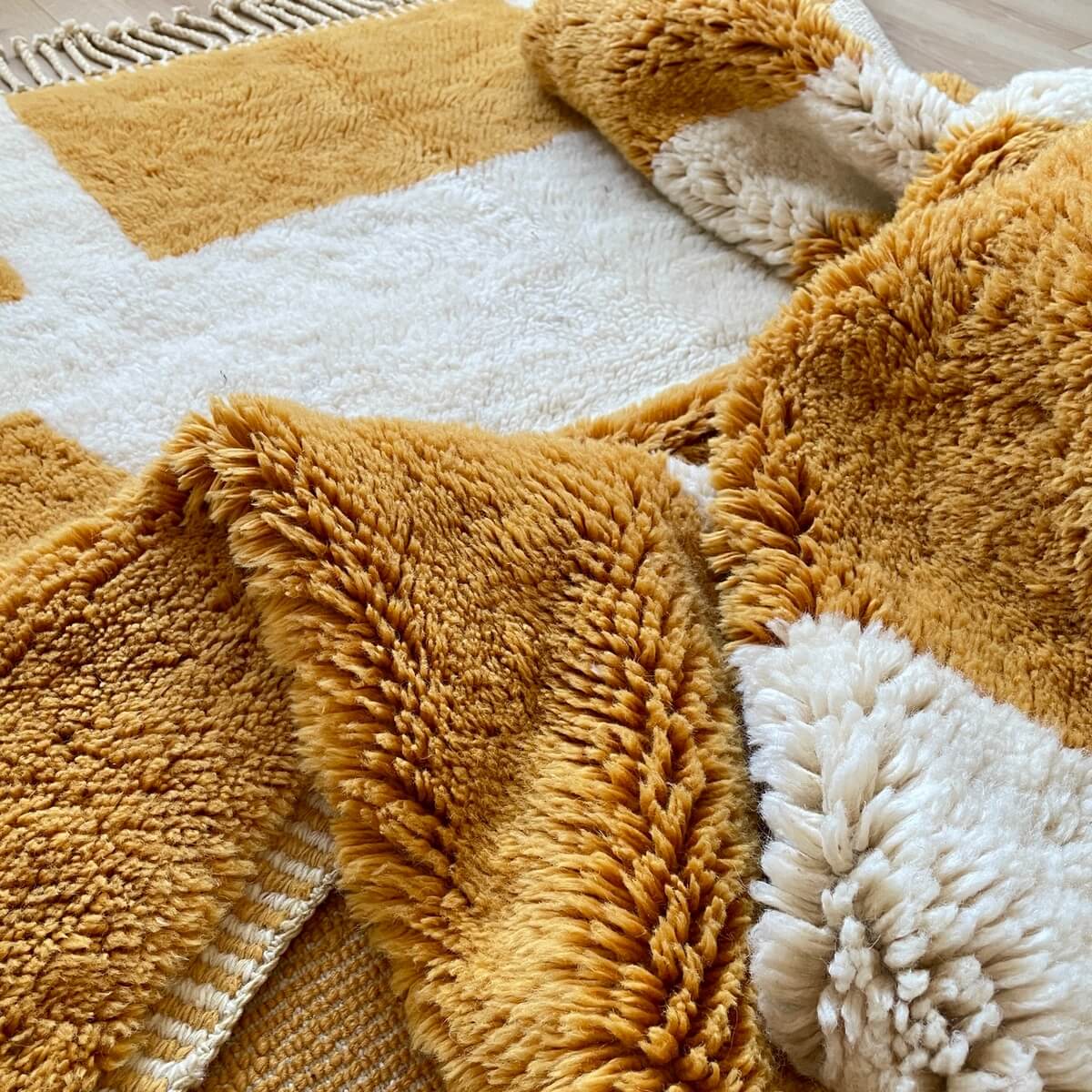 covor modern Berber Beni Mrirt creat manual din lana organica cu model contemporan in culori naturale si galben turmeric, dens pufos si luxos, gros