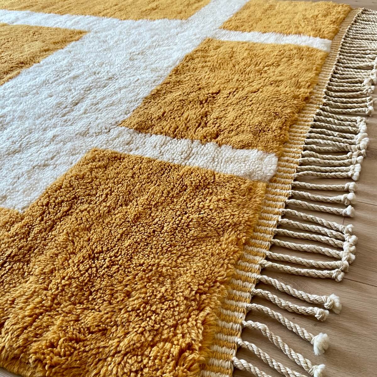 covor modern Berber Beni Mrirt creat manual din lana organica cu model contemporan in nunate naturale si galben turmeric, dens pufos si luxos, ciucuri