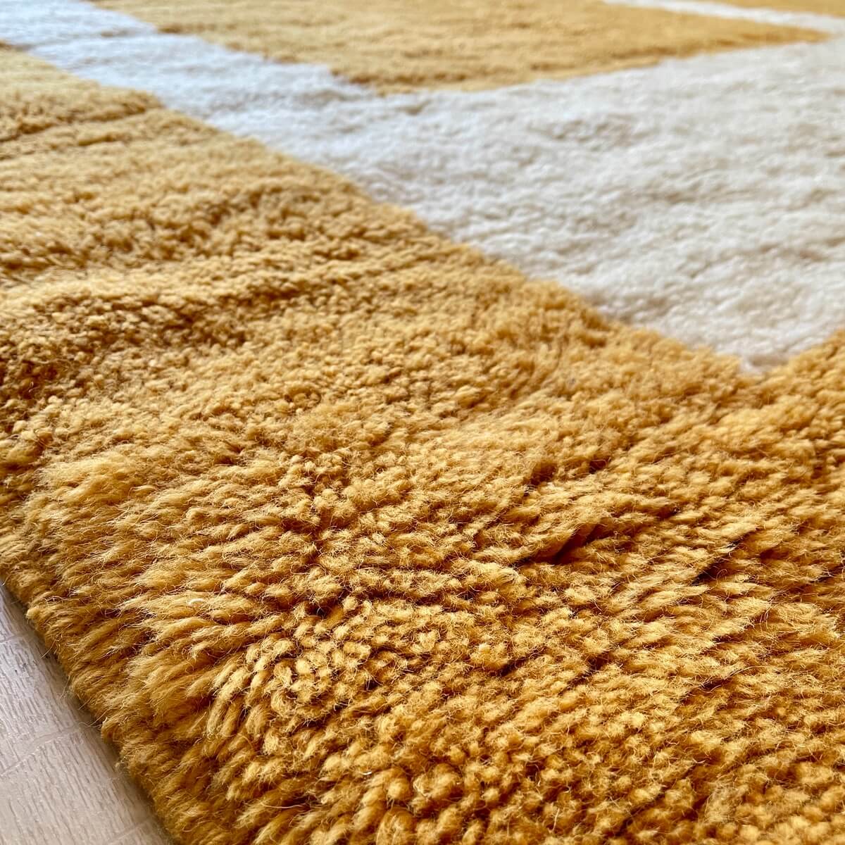 covor modern Berber Beni Mrirt creat manual din lana organica cu model contemporan in nunate naturale si galben turmeric, dens pufos si luxos, zoom 2