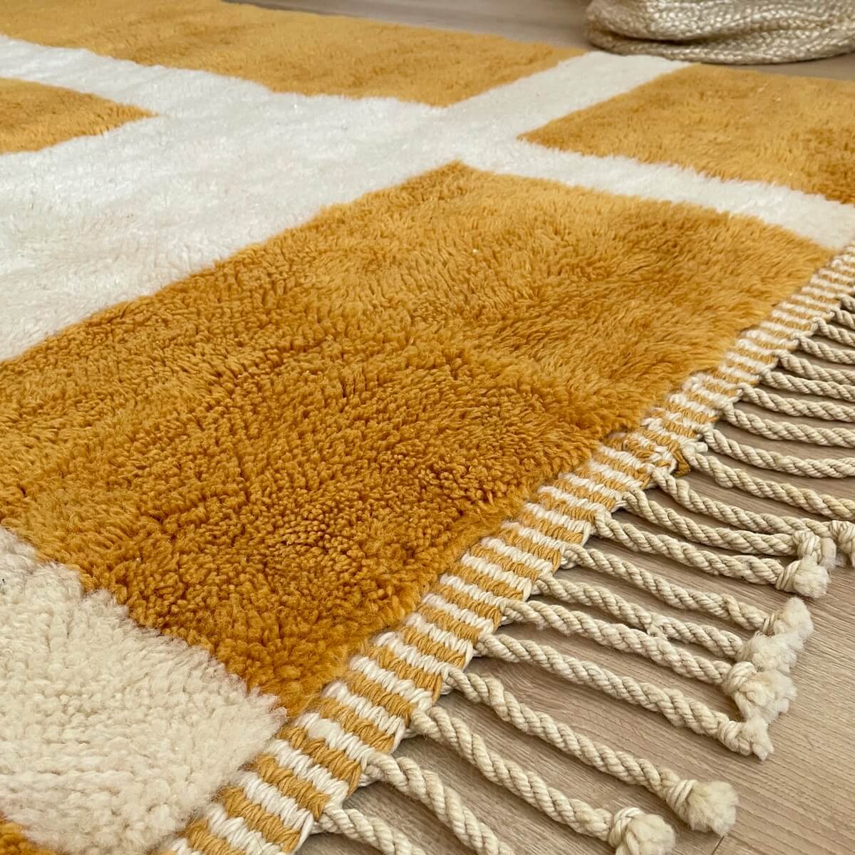 covor modern Berber Beni Mrirt creat manual din lana organica cu model contemporan in nunate naturale si galben turmeric, dens pufos si luxos, ciucuri 2