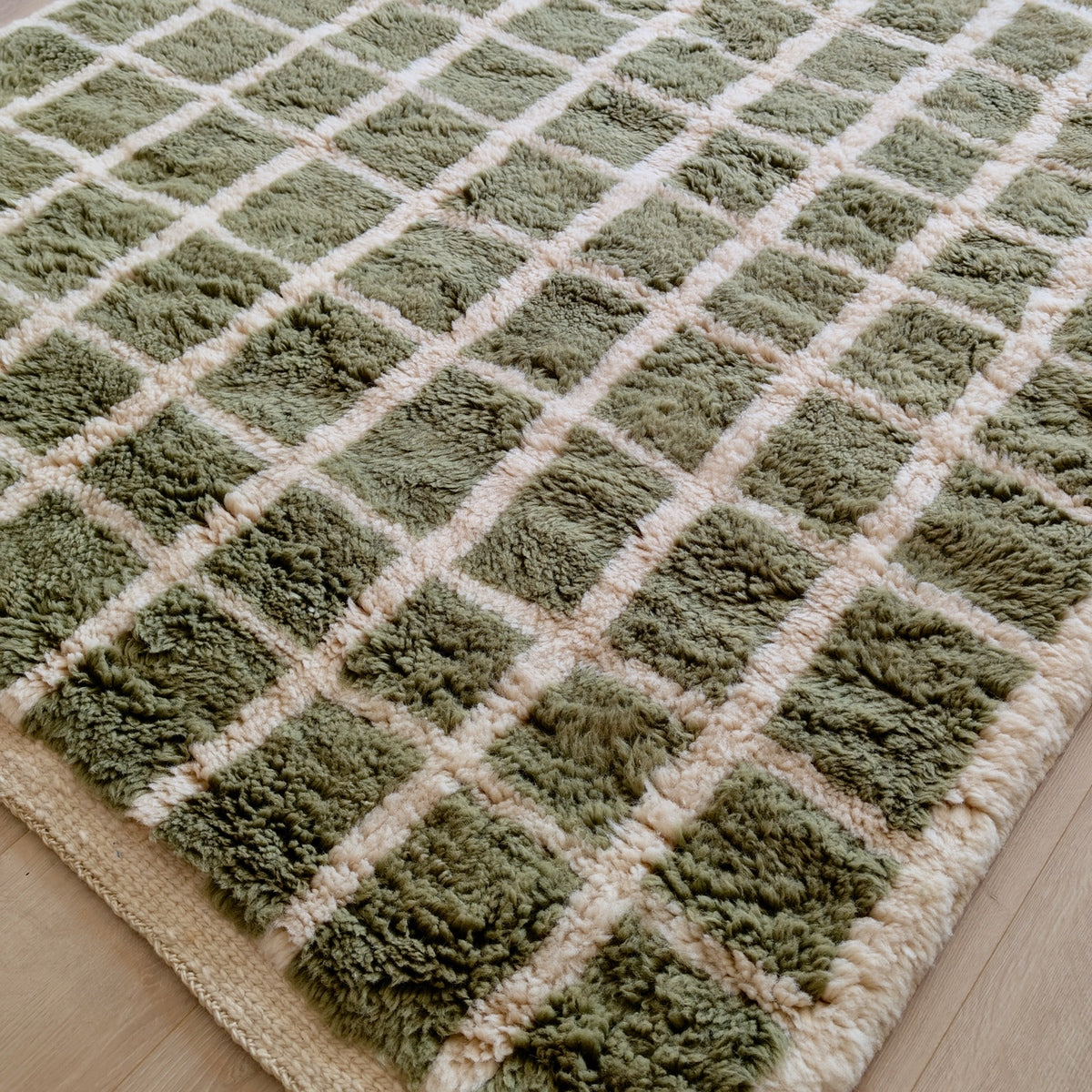 Covor marocan dens si pufos, realizat prin innodare din lana organica, model modern in carouri, culoare sage green - verde salvie, marime 255x155, de aproape