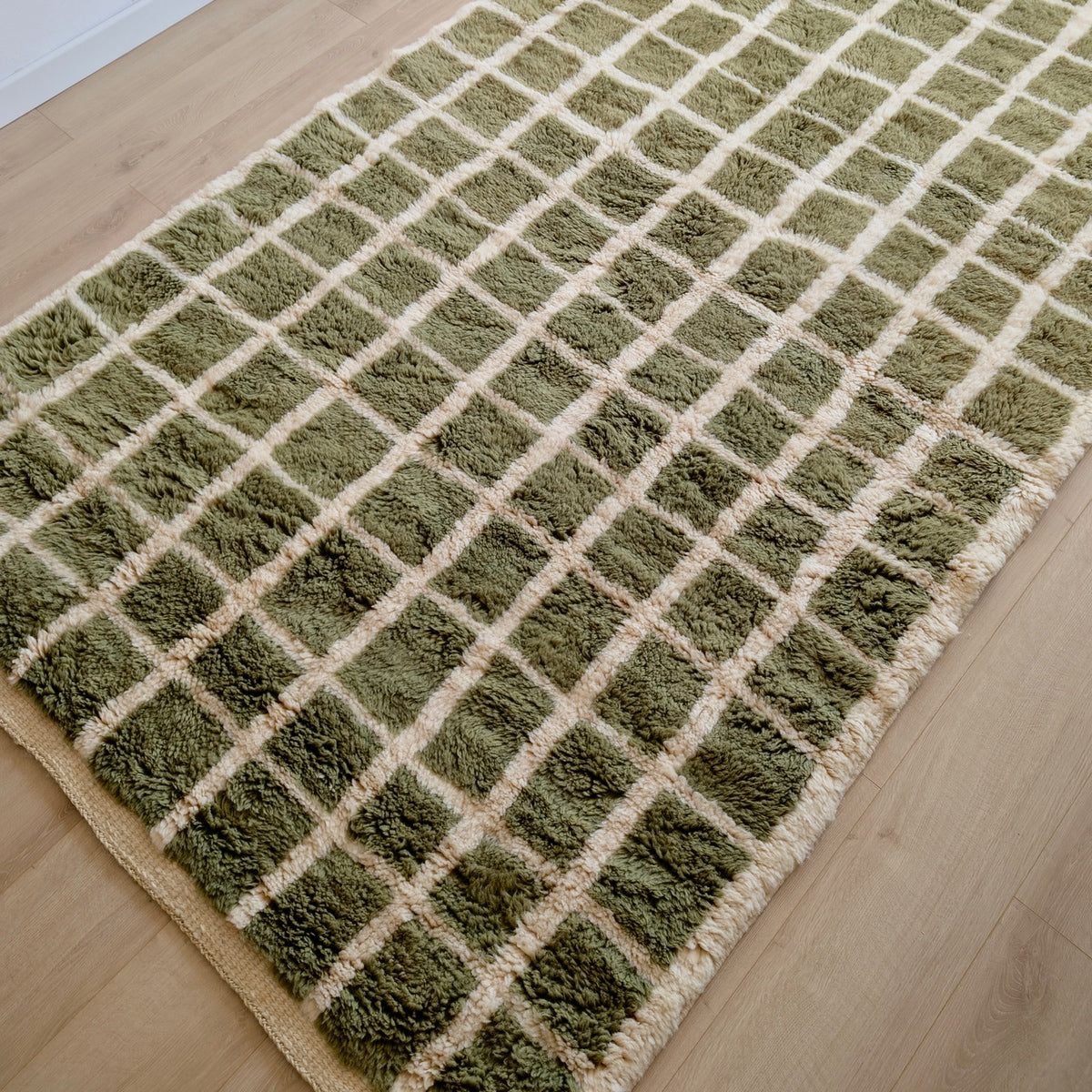 Covor marocan dens si pufos, realizat prin innodare din lana organica, model modern in carouri, culoare sage green - verde salvie, marime 255x155, pe podea