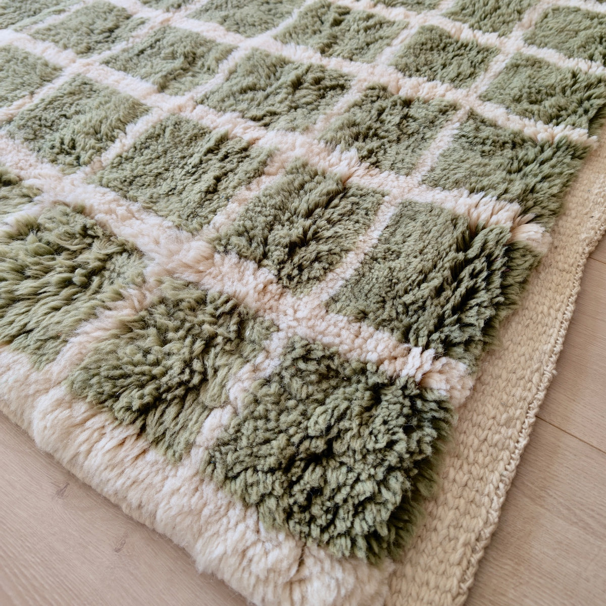 Covor marocan dens si pufos, realizat prin innodare din lana organica, model modern in carouri, culoare sage green - verde salvie, marime 255x155, zoom