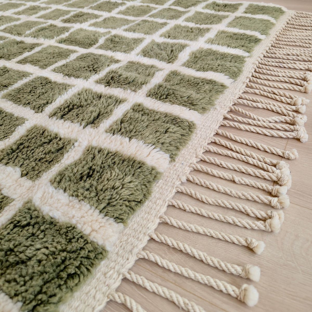Covor marocan dens si pufos, realizat prin innodare din lana organica, model modern in carouri, culoare sage green - verde salvie, marime 255x155, ciucuri