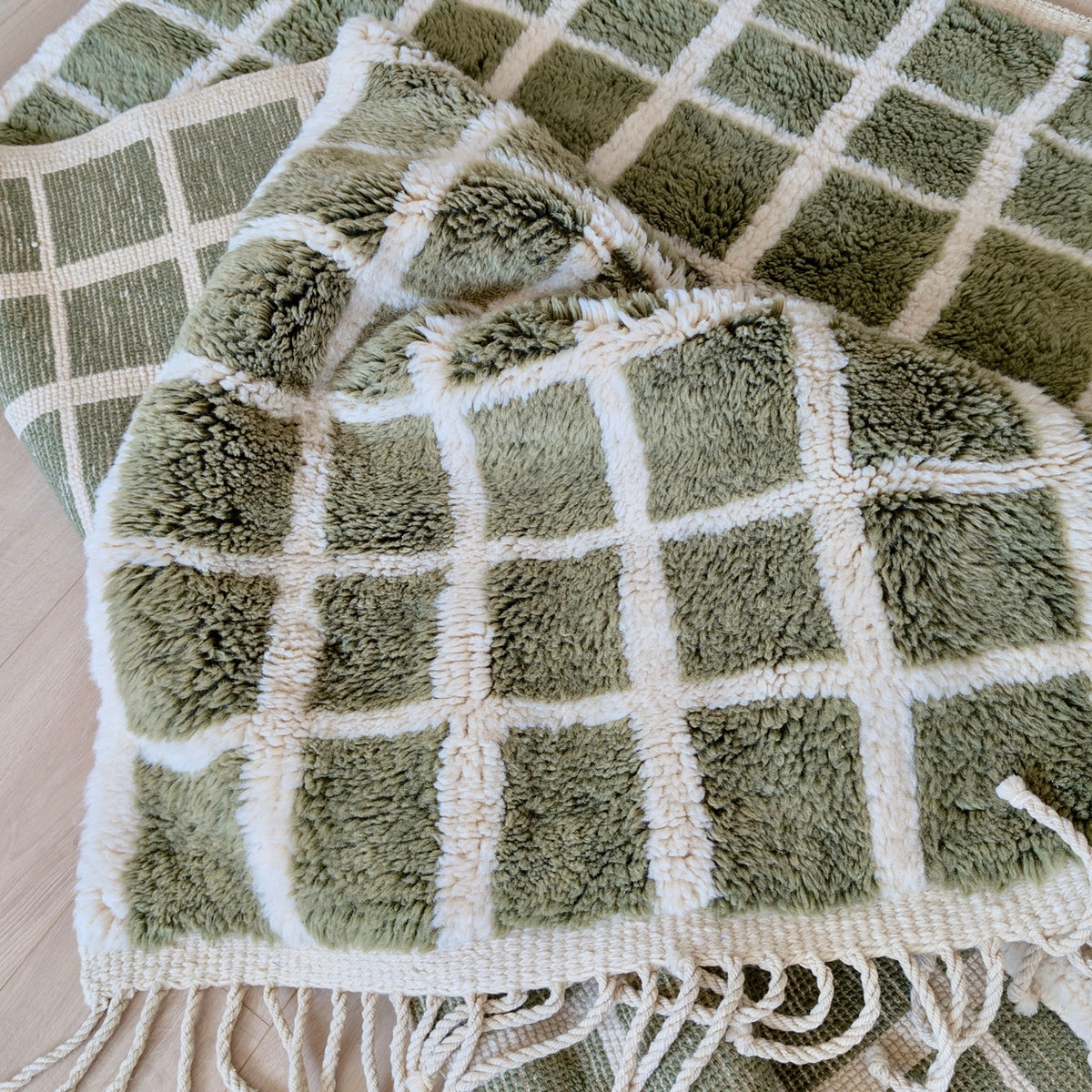 Covor marocan dens si pufos, realizat prin innodare din lana organica, model modern in carouri, culoare sage green - verde salvie, marime 255x155, handmade