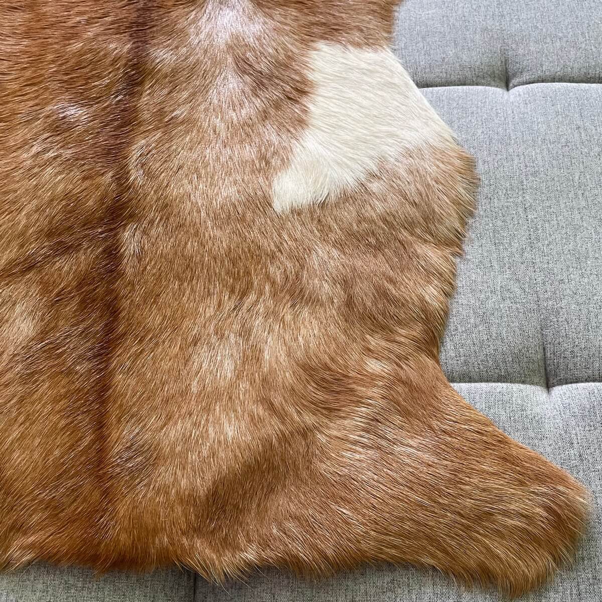 covor piele de capra naturala bej si alb, zoom