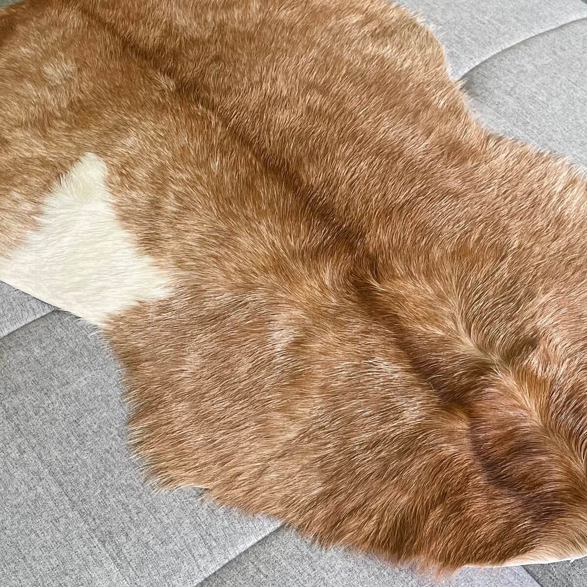 covor piele de capra naturala bej si alb