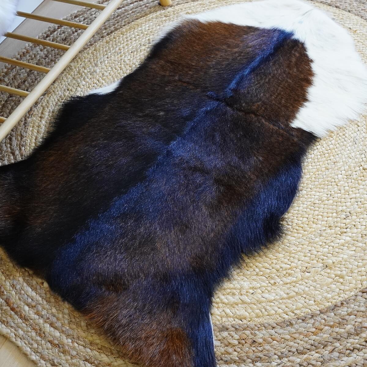 covor mic din piele de capra in nuante de negru, maro si alb, mango+bloom