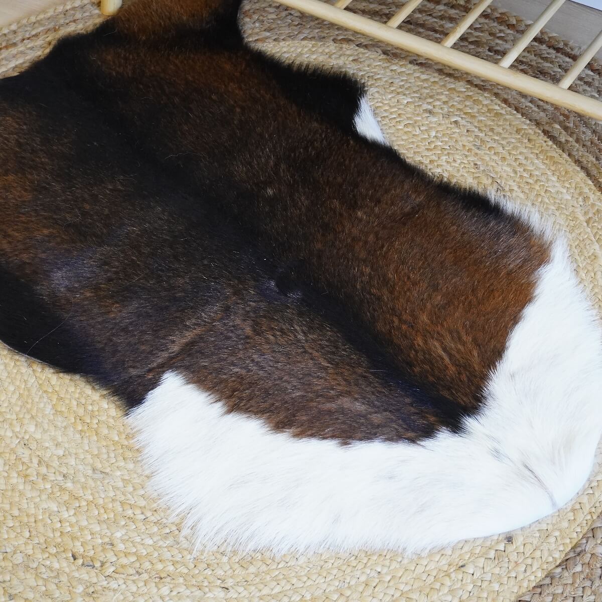 covor mic din piele de capra tricolor cu margini albe, mango+bloom