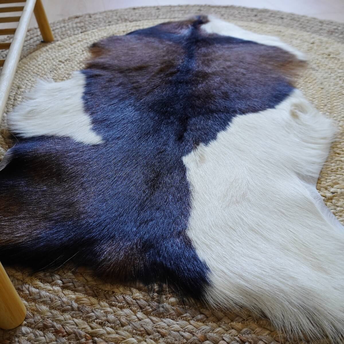 covor mic din piele naturala de capra in nuante tricolore cu fir lung si des, mango+bloom