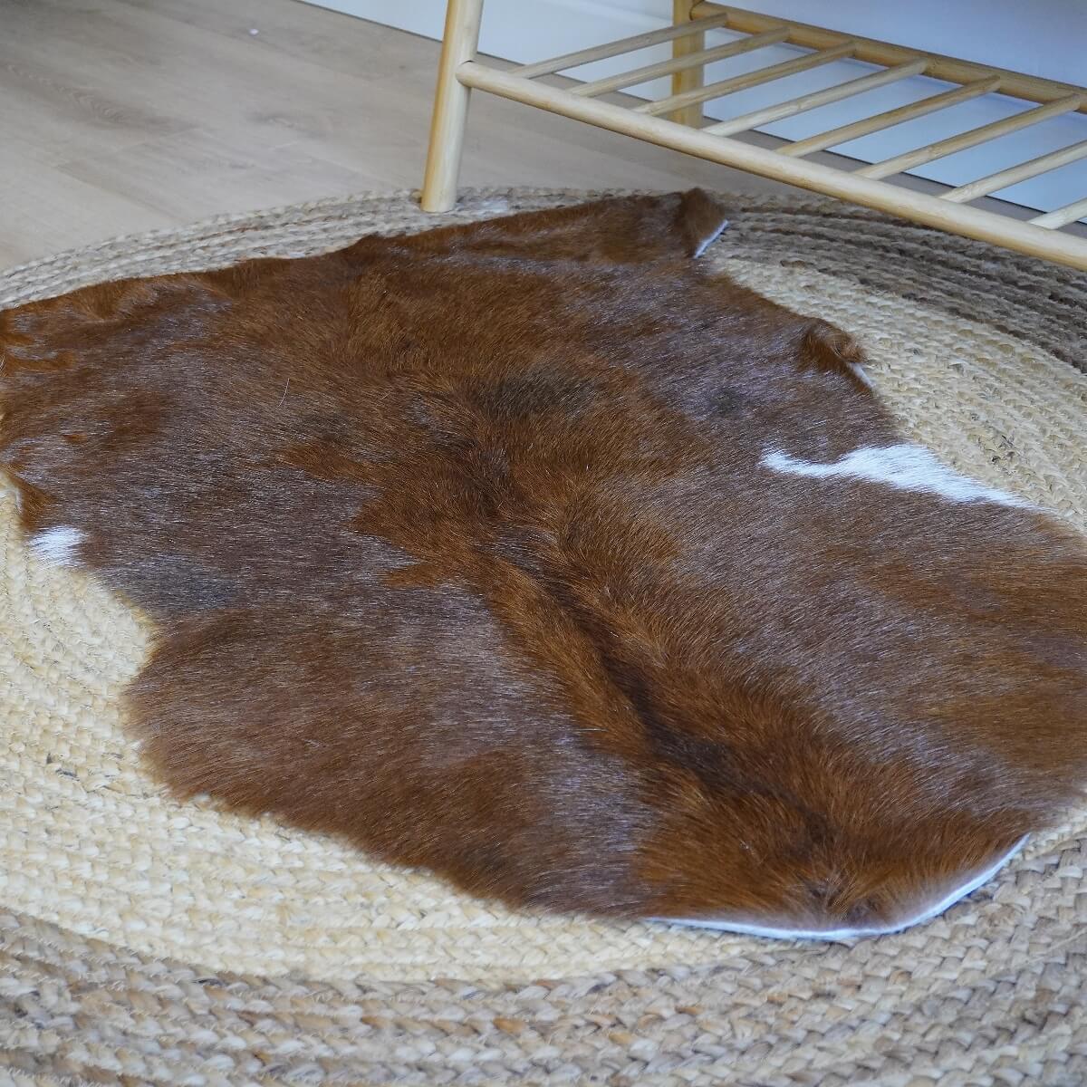 Covor din Piele de Capra, Maro