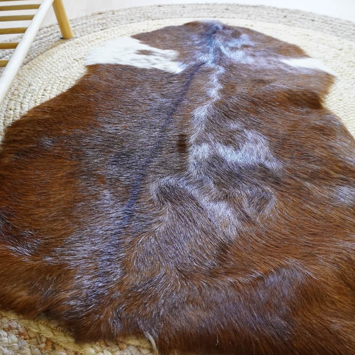 Covor din Piele de Capra, Maro cu Alb