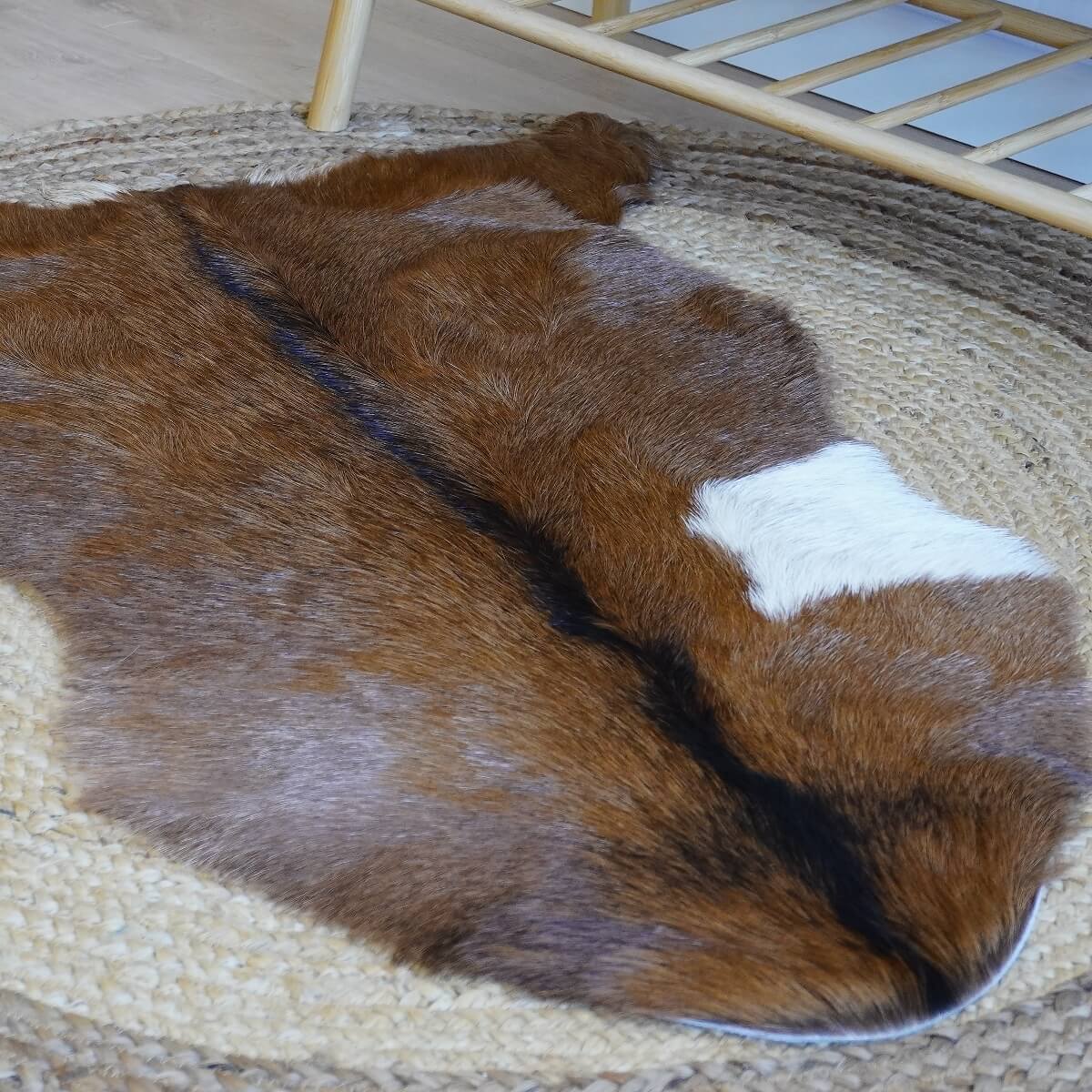 Covor din Piele de Capra, Maro