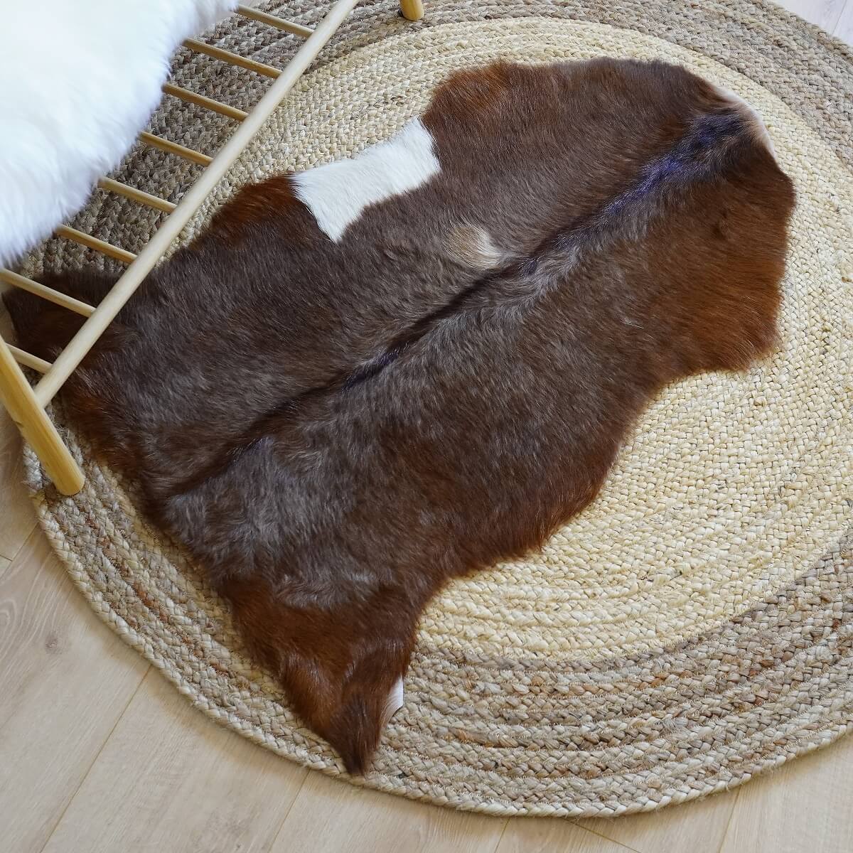 Covor din Piele de Capra, Maro