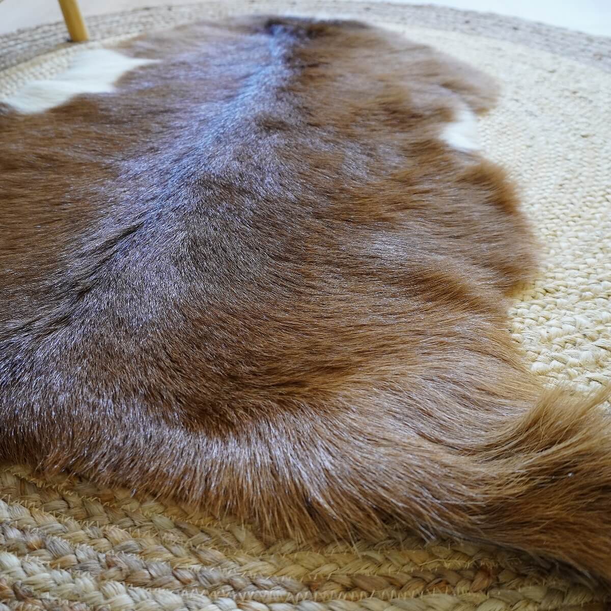 Covor din Piele de Capra, Maro cu Alb