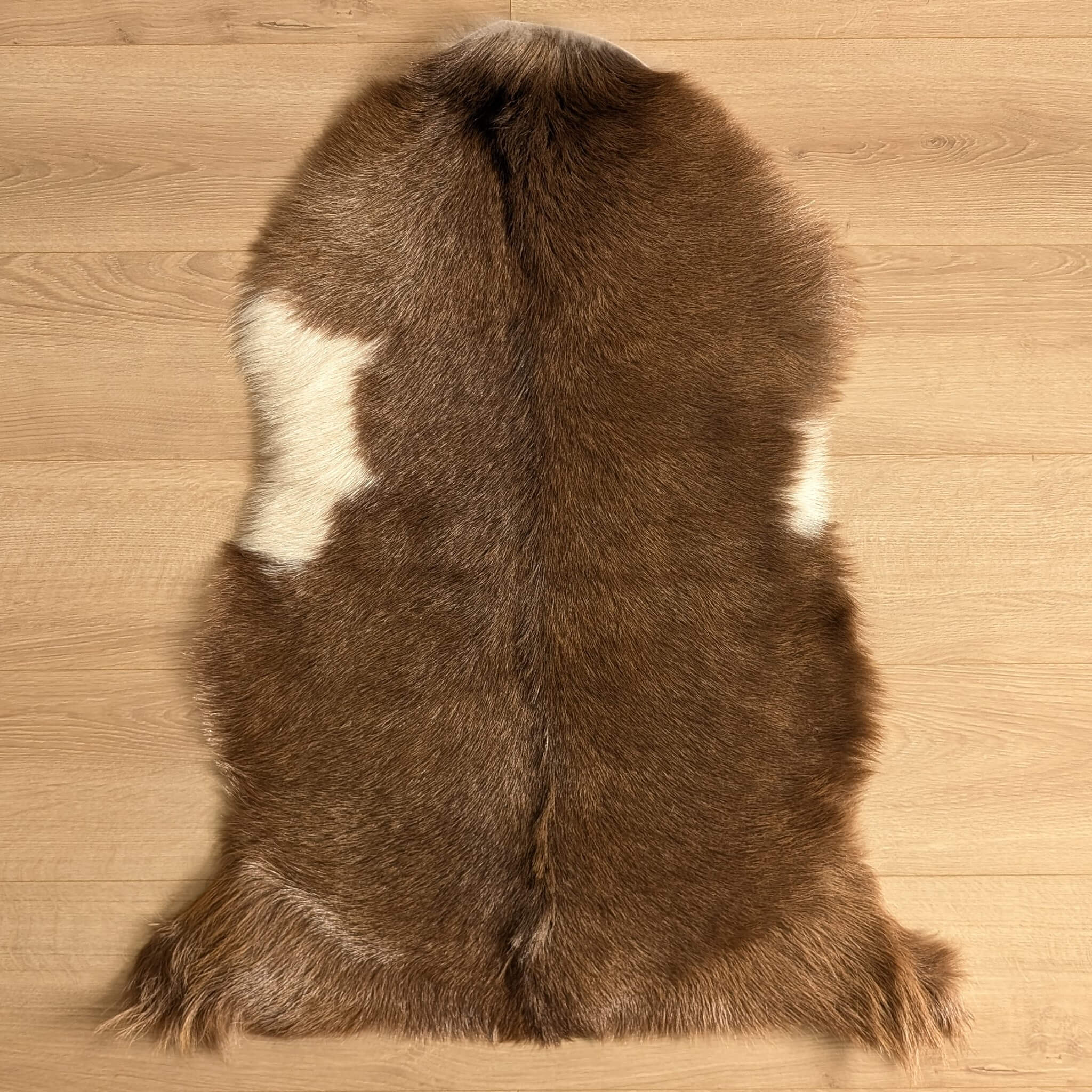 covor din piele naturala de capra maro cu pete mici albe