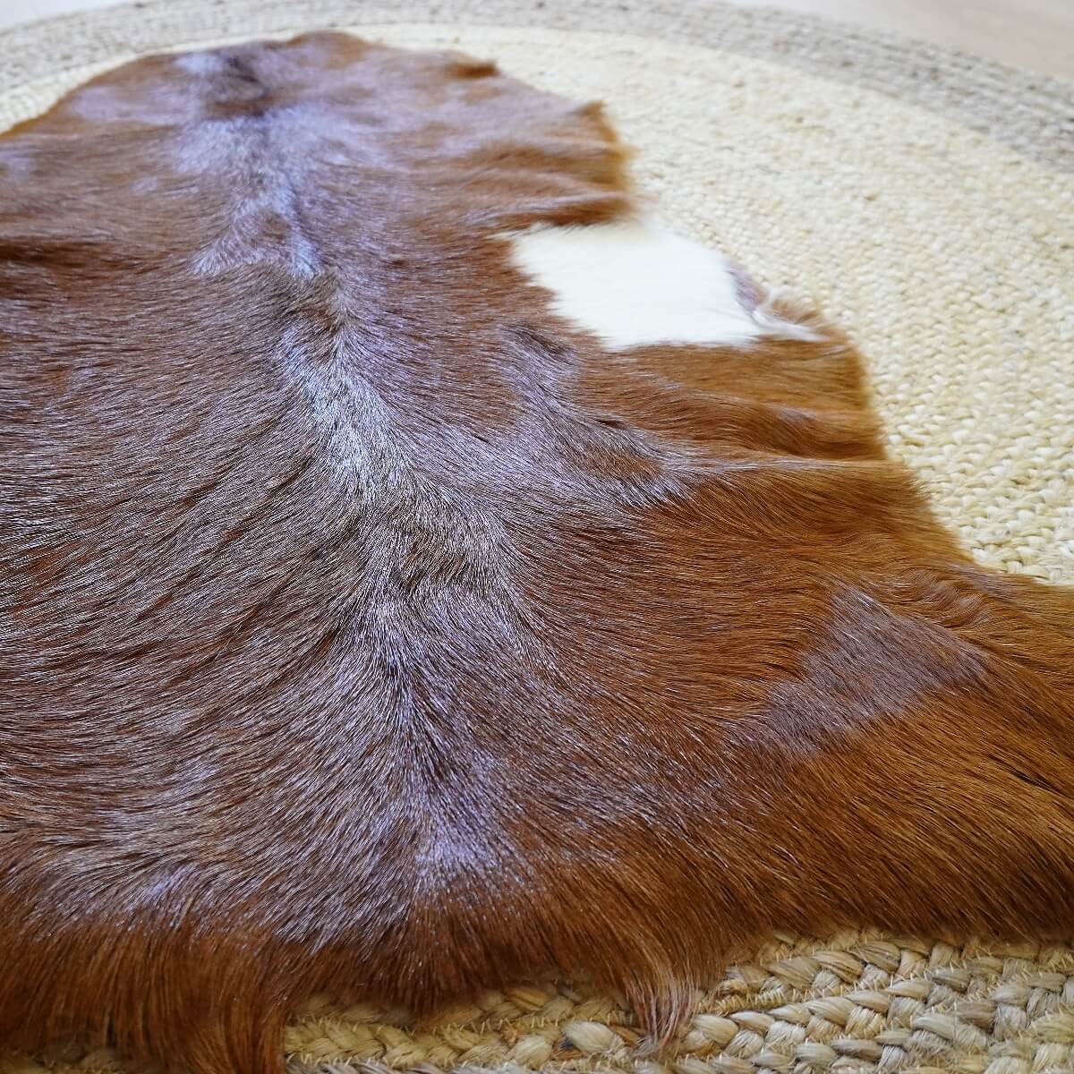 Covor din Piele de Capra, Maro cu alb