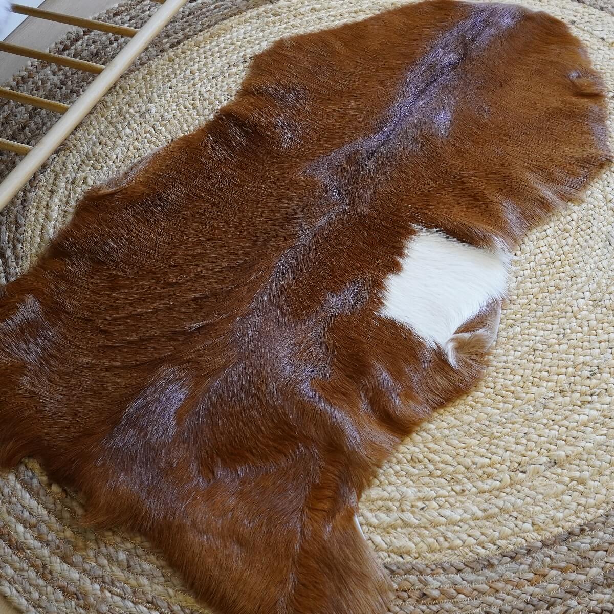 Covor din Piele de Capra, Maro cu alb