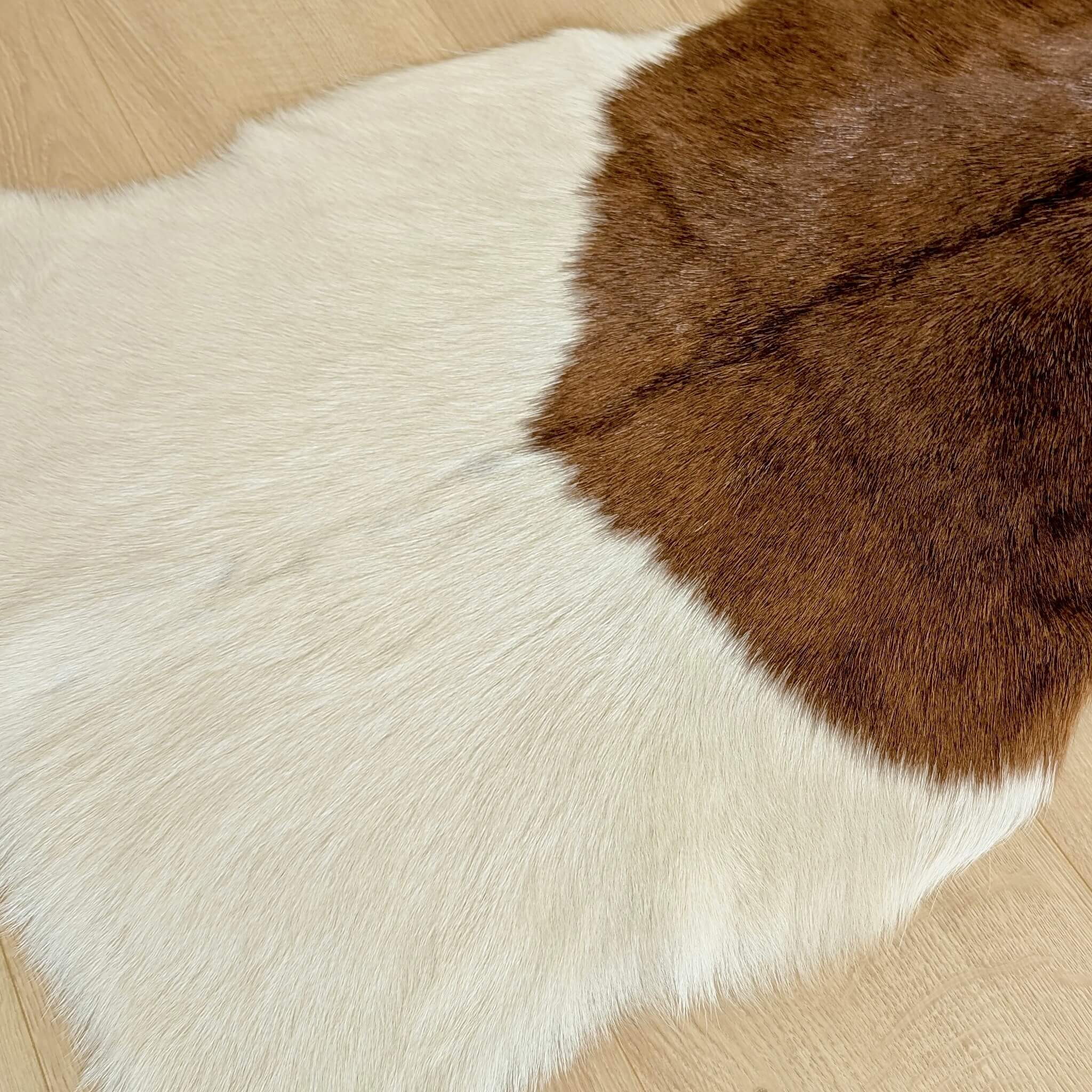 covor din piele naturala de capra in culori maro cu alb in detaliu