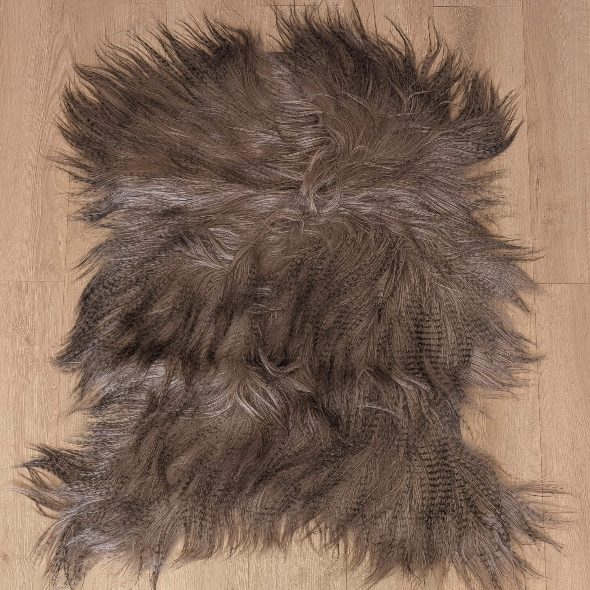 Covor din piele naturala de capra mongola cu fir extra lung si ondulat, nuanta gri maroniu varianta 3