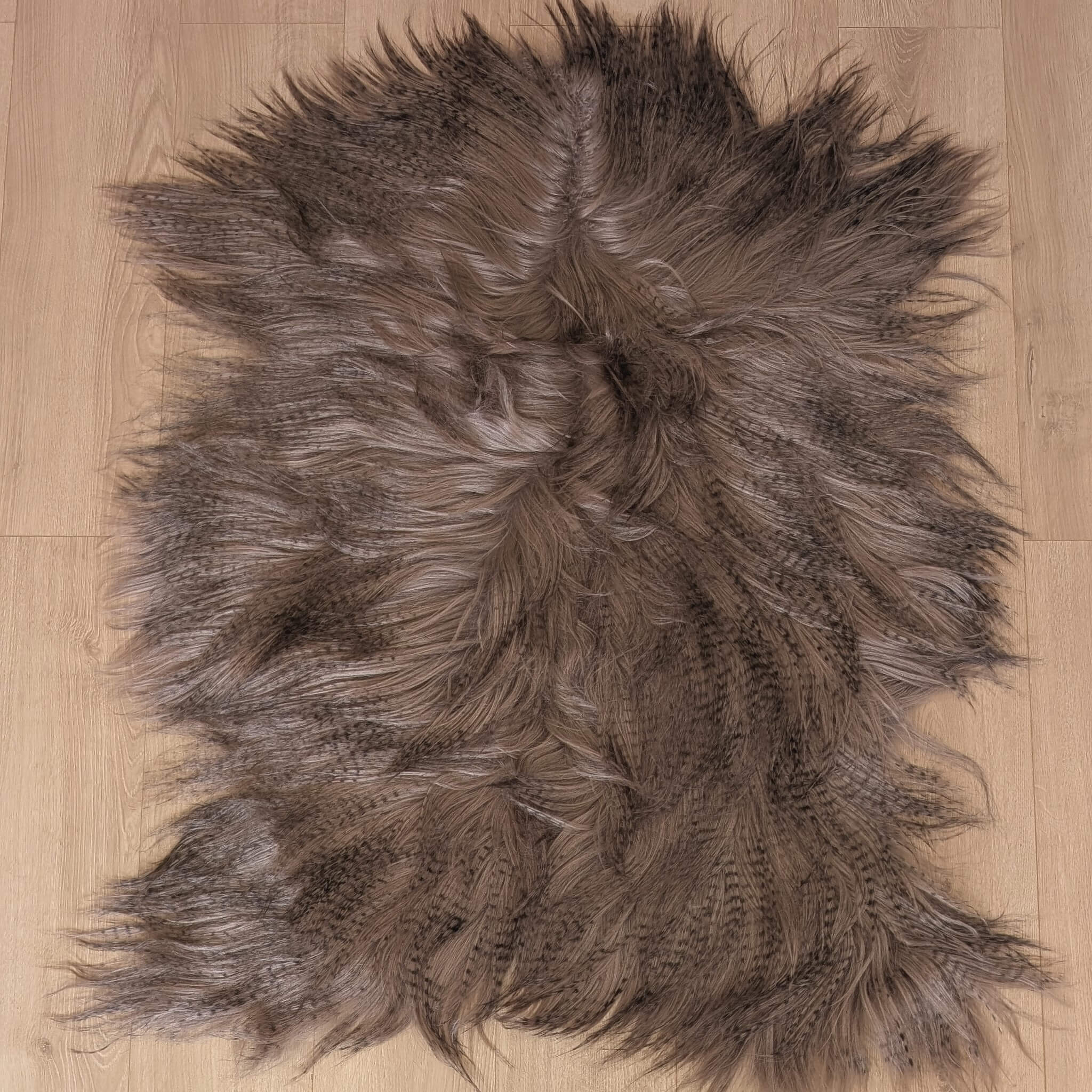 Covor din piele naturala de capra mongola cu fir extra lung si ondulat, nuanta gri maroniu varianta 1