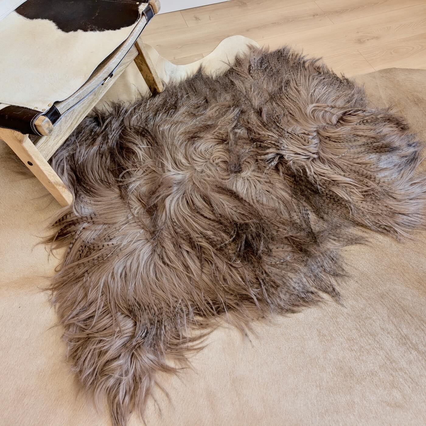 Covor din piele naturala de capra mongola cu fir extra lung si ondulat, nuanta gri maroniu, pe podea