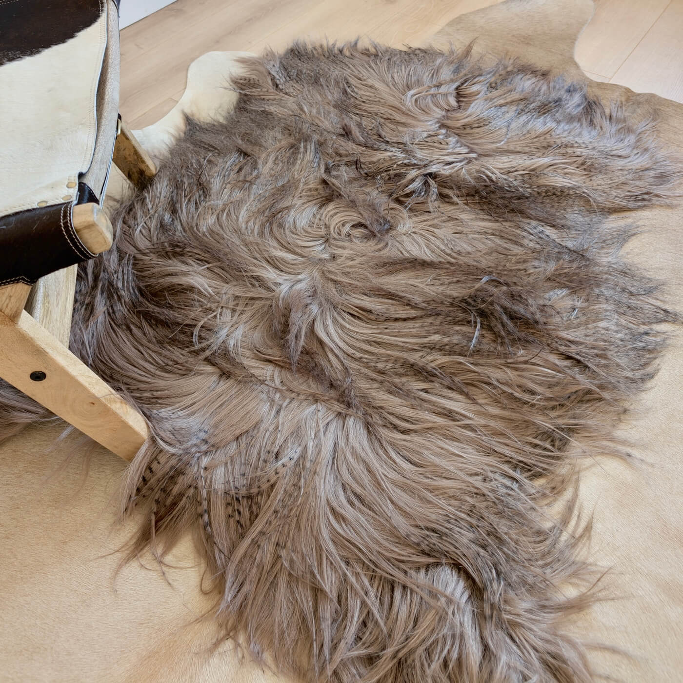 Covor din piele naturala de capra mongola cu fir extra lung si ondulat, nuanta gri maroniu, intins